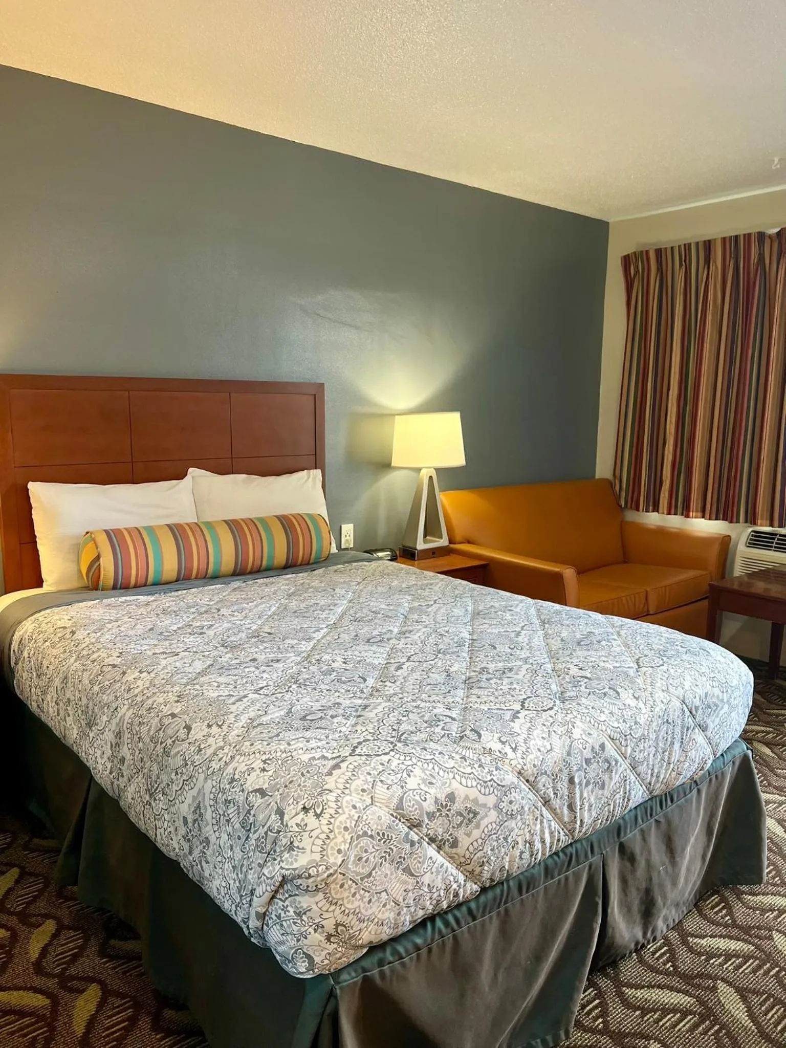 Bed in Travelers Inn Eugene University