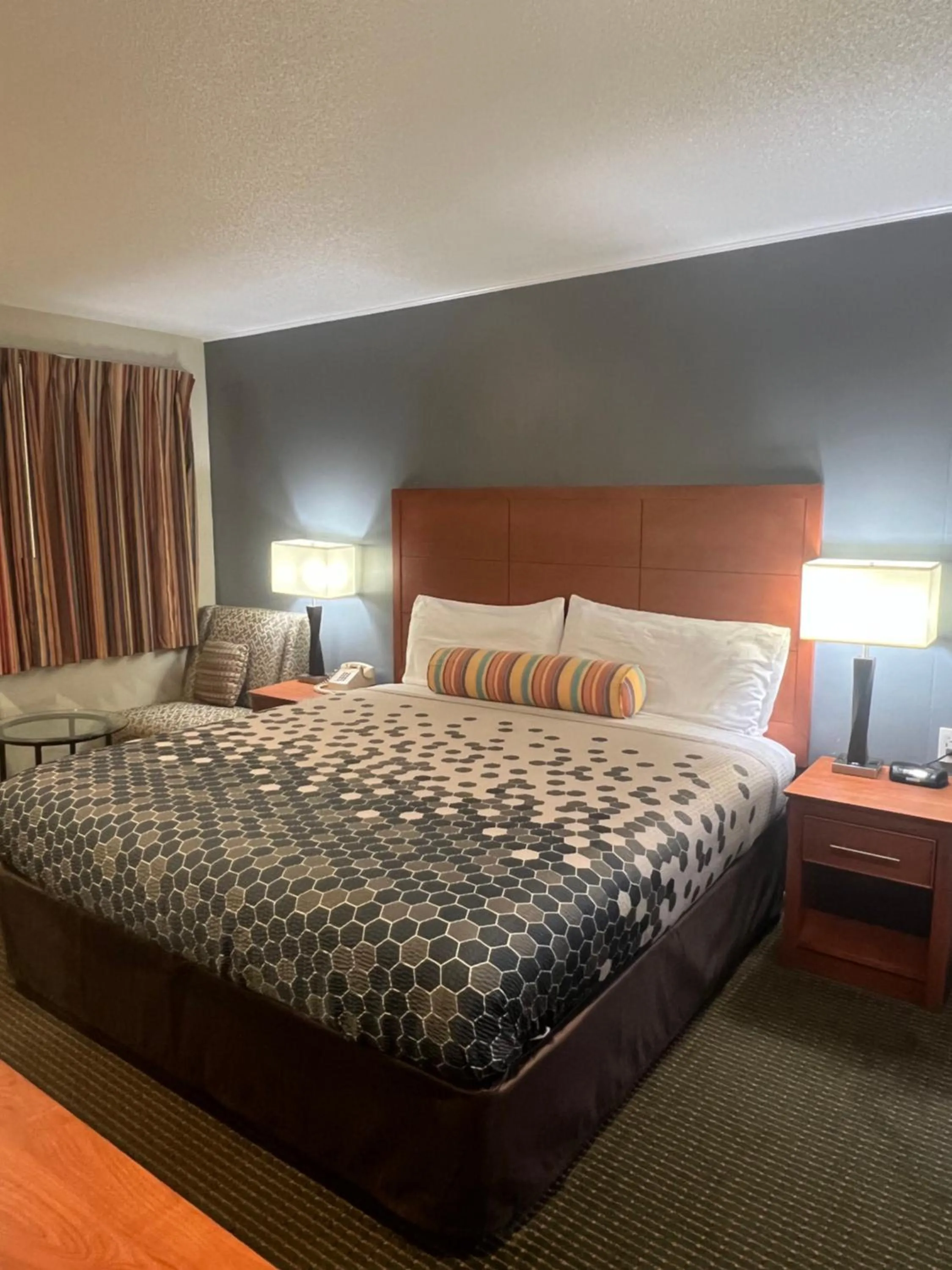 Photo of the whole room, Bed in Travelers Inn Eugene University