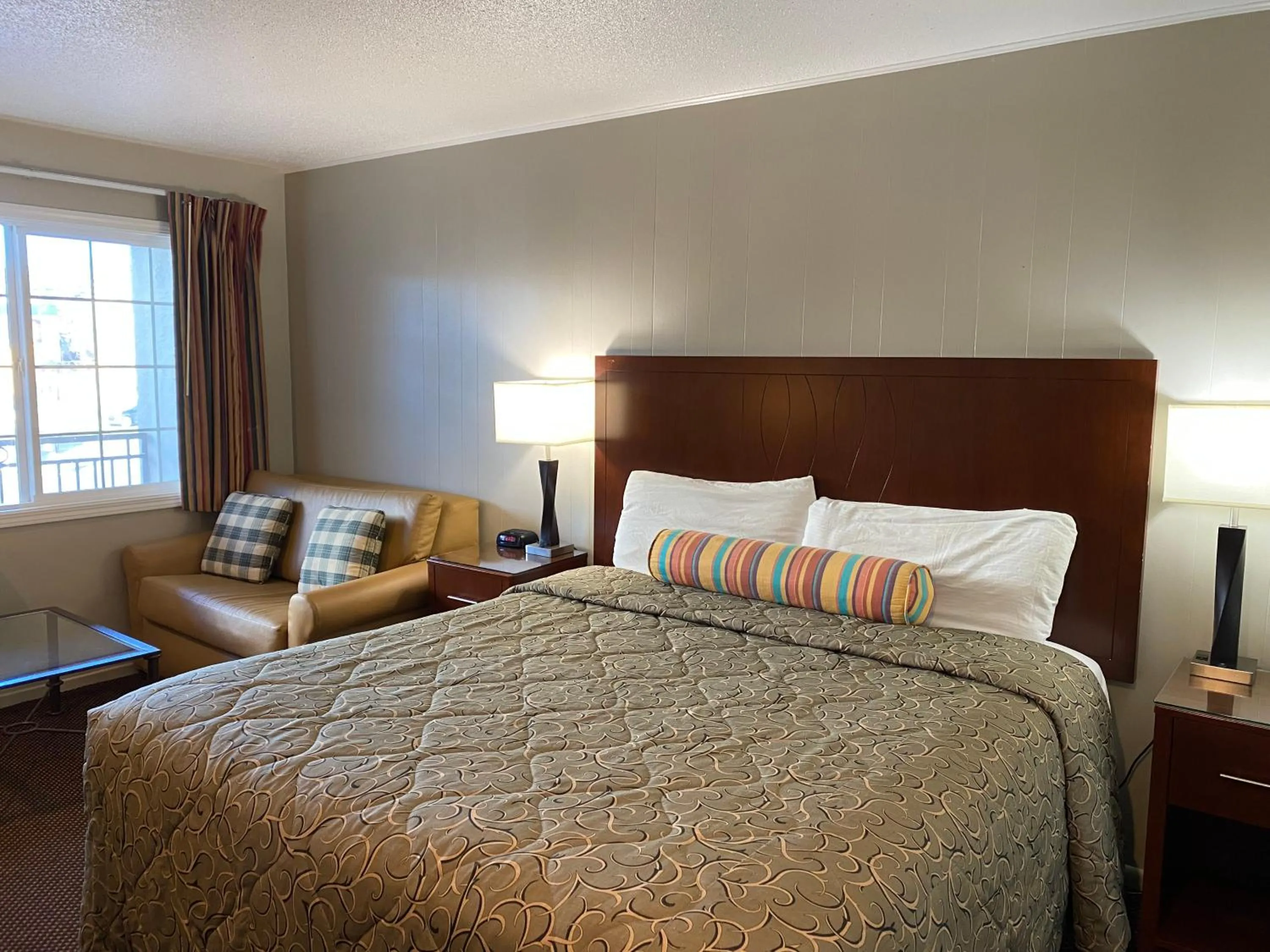 Photo of the whole room, Bed in Travelers Inn Eugene University