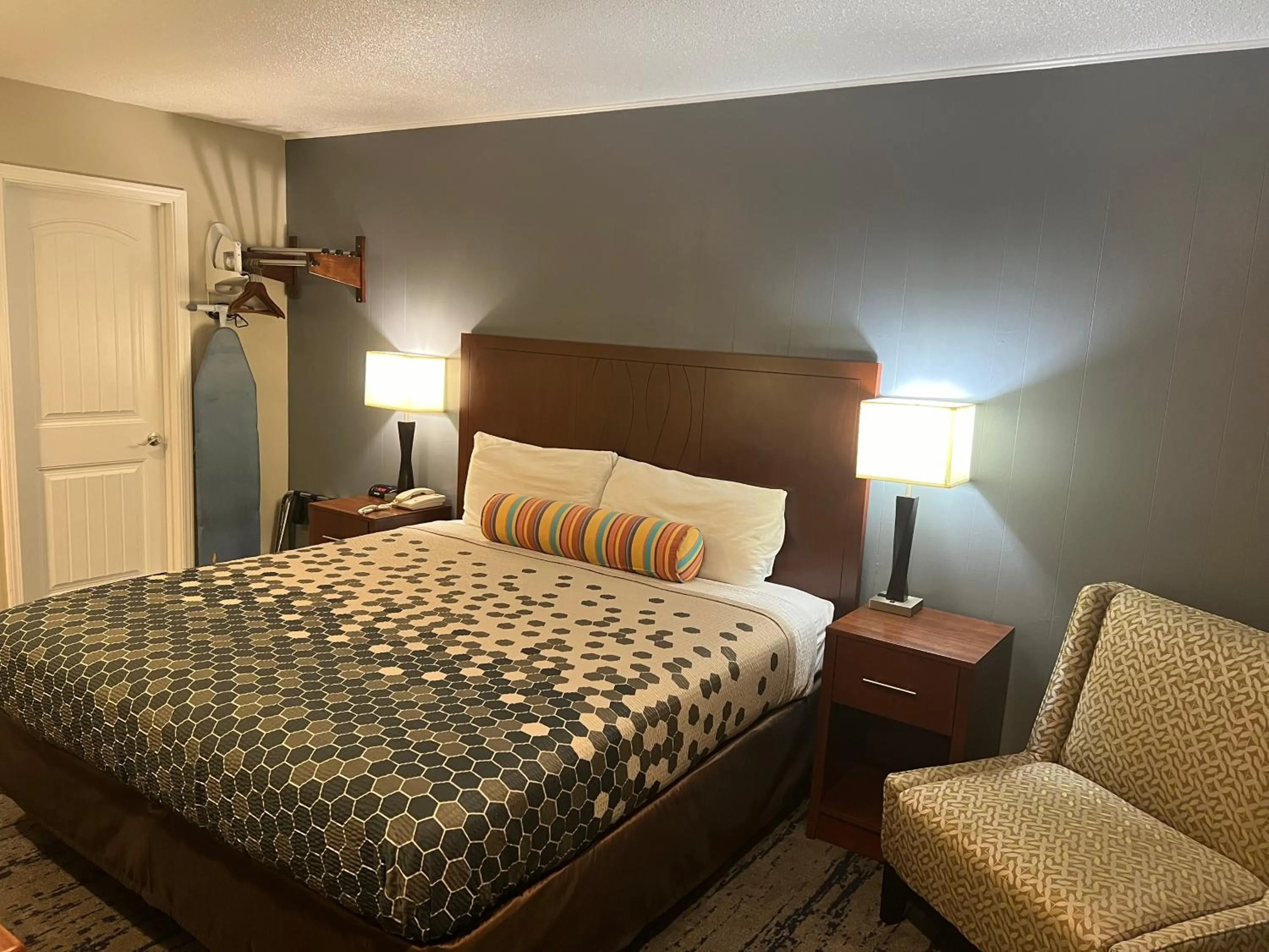 Bedroom, Bed in Travelers Inn Eugene University