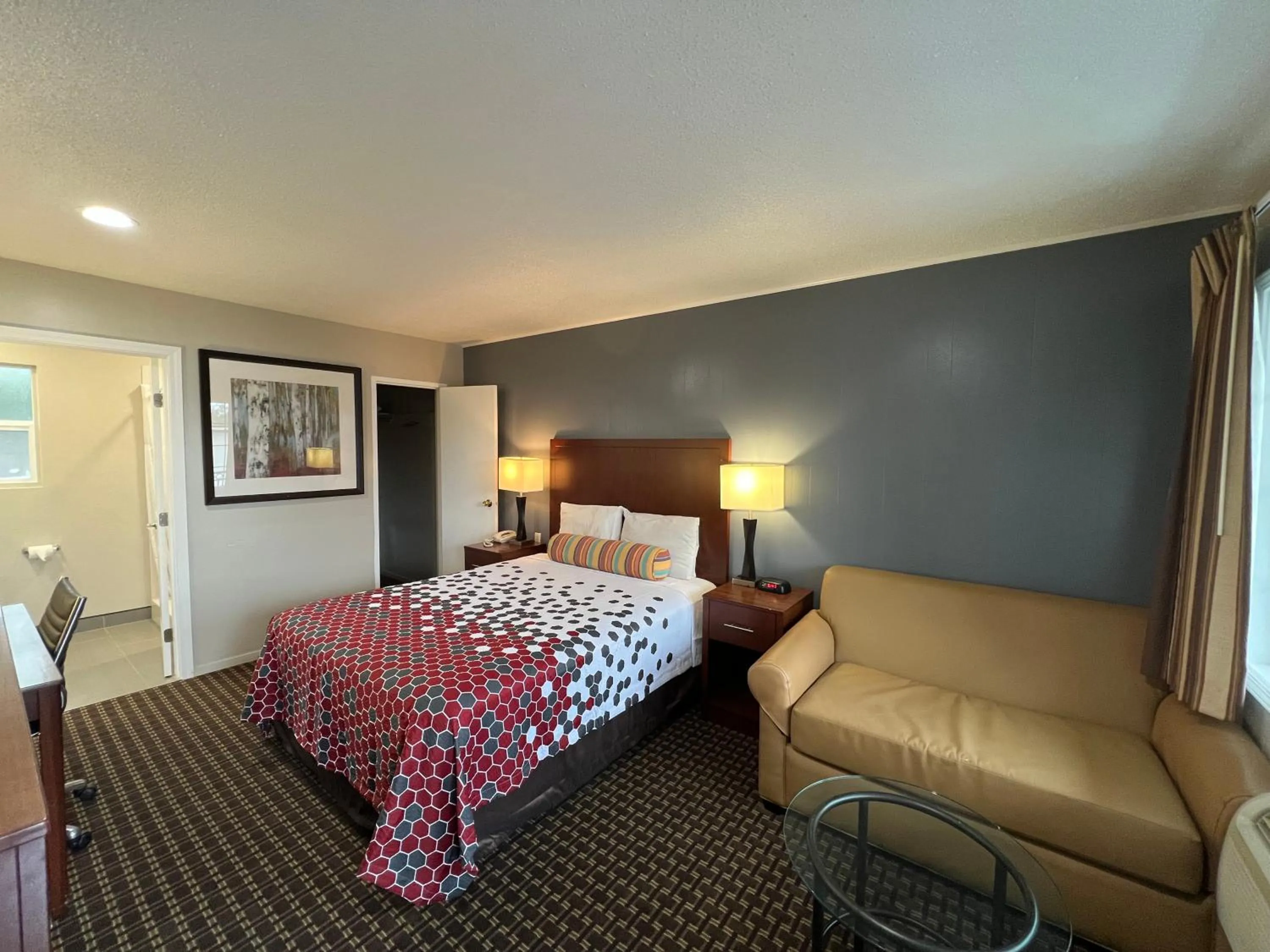 Photo of the whole room, Bed in Travelers Inn Eugene University