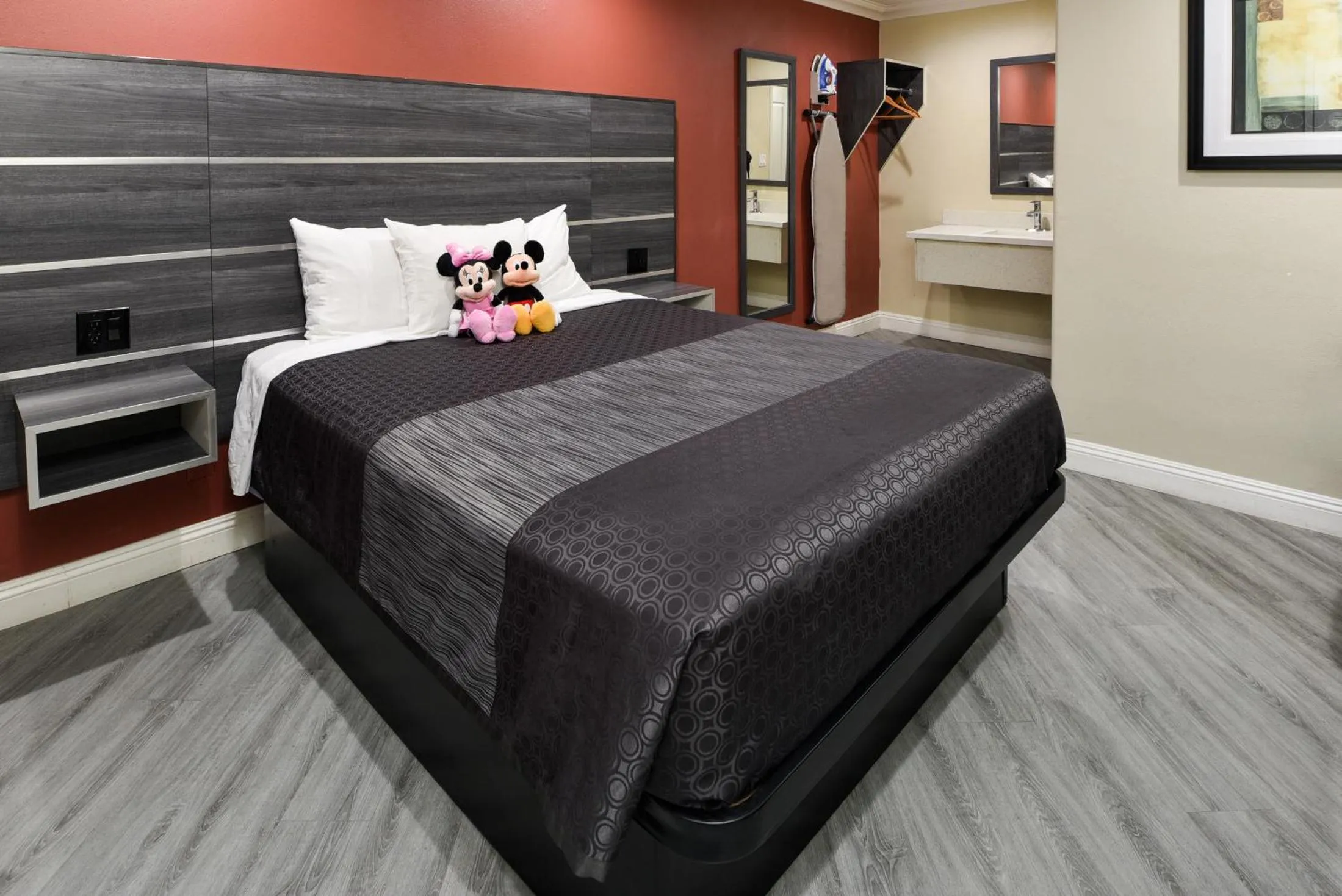 Bed in Pacific Inn Anaheim