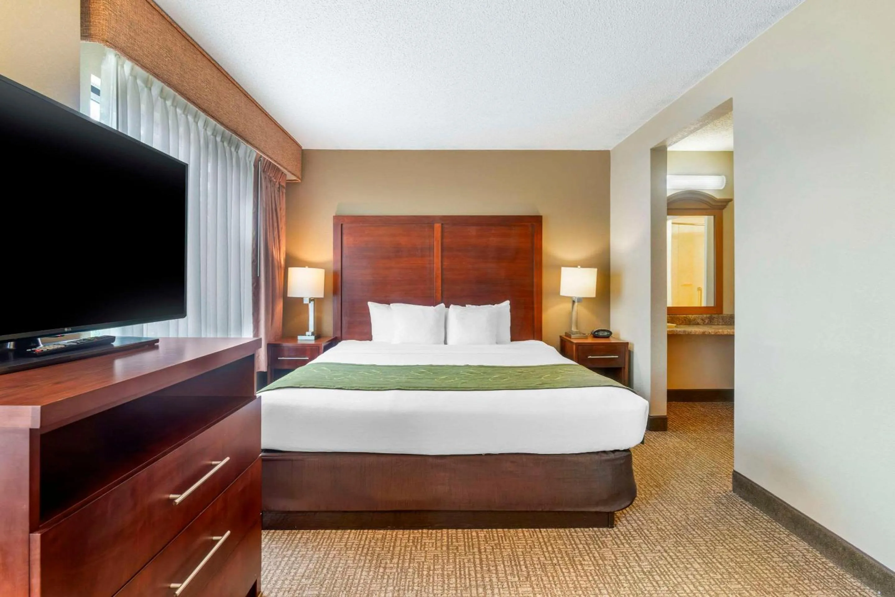 Bedroom in Comfort Suites Wilmington near Downtown