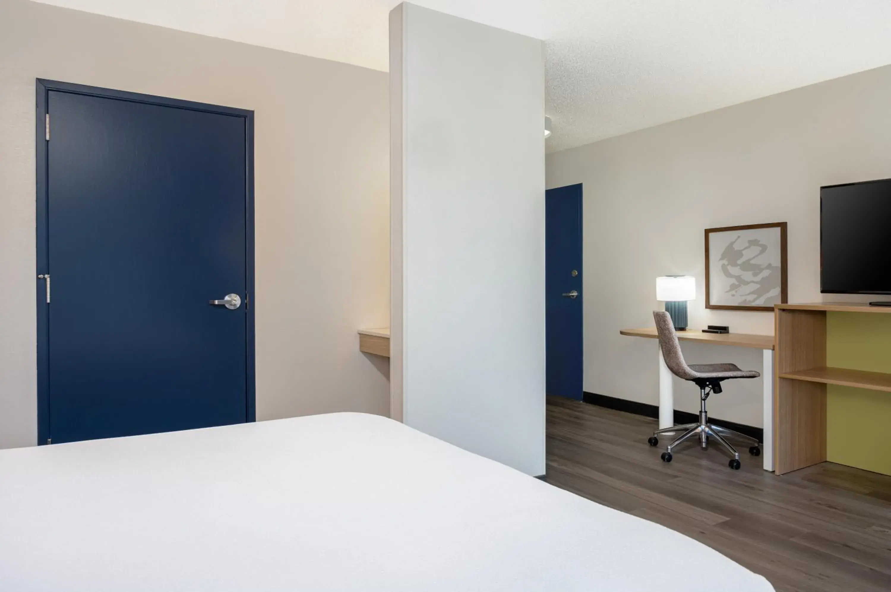 TV and multimedia, Bed in Spark By Hilton Wilmington TV and multimedia, Bed in Spark By Hilton Wilmington