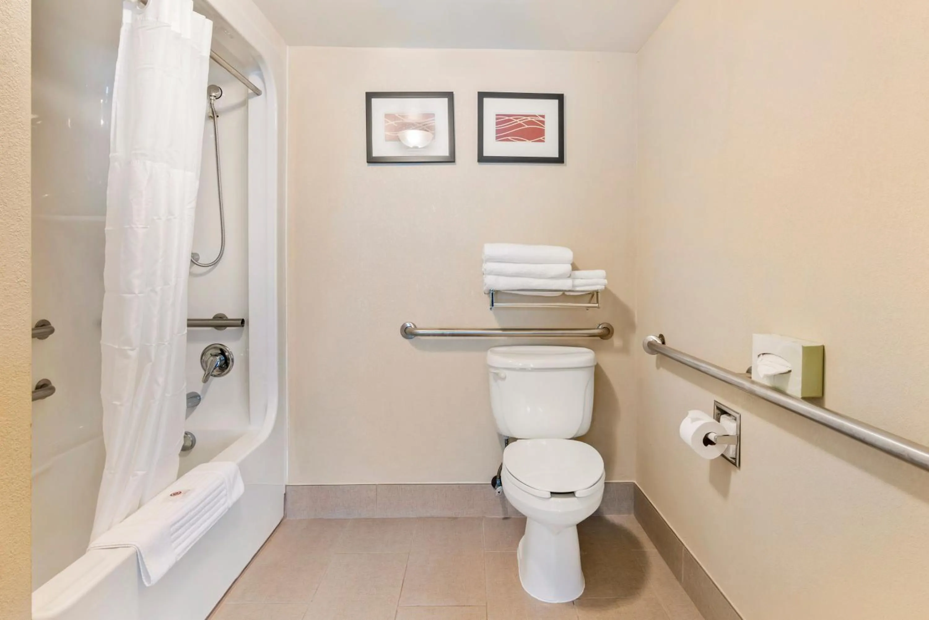 Bathroom in Comfort Suites Wilmington near Downtown