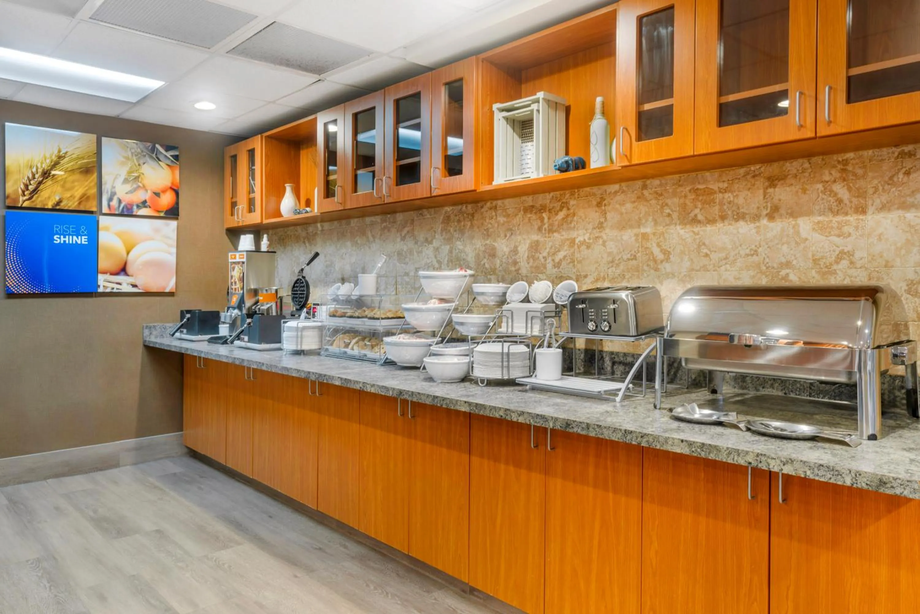 Breakfast in Comfort Suites Wilmington near Downtown