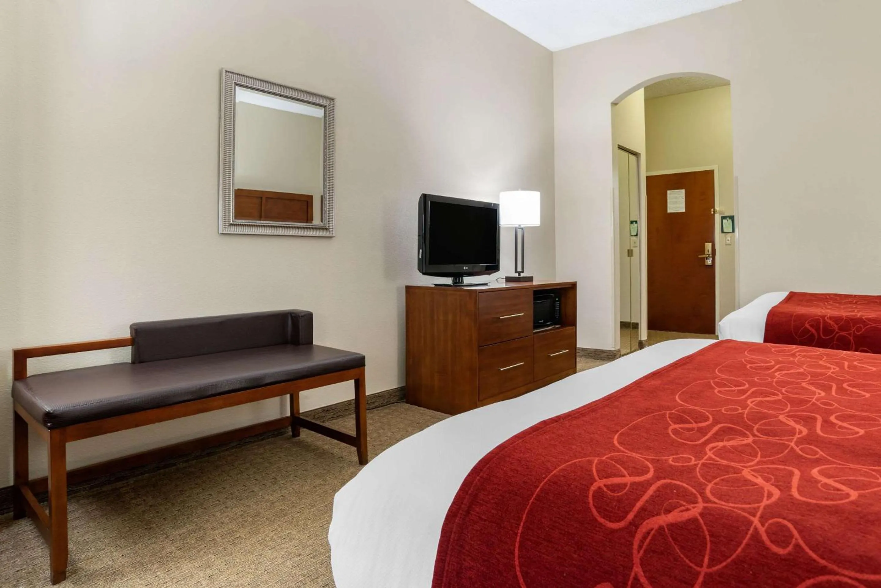 Photo of the whole room, Bed in Comfort Suites Airport