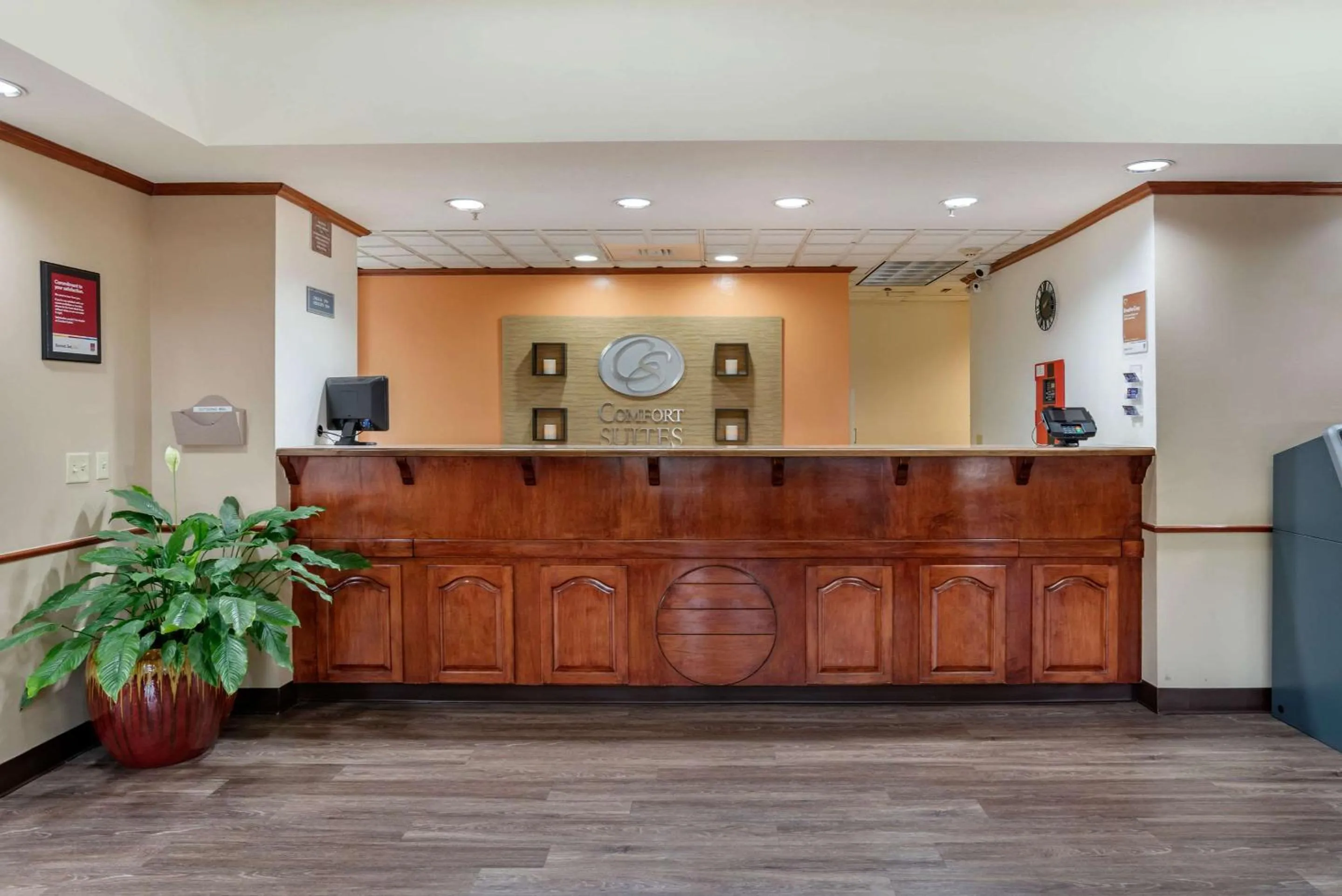 Lobby or reception in Comfort Suites Airport