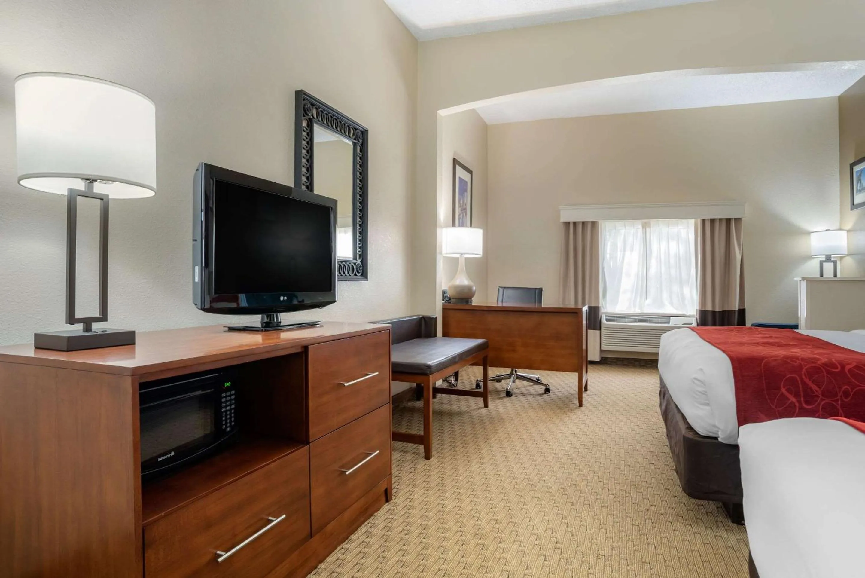 Photo of the whole room, Bed in Comfort Suites Airport