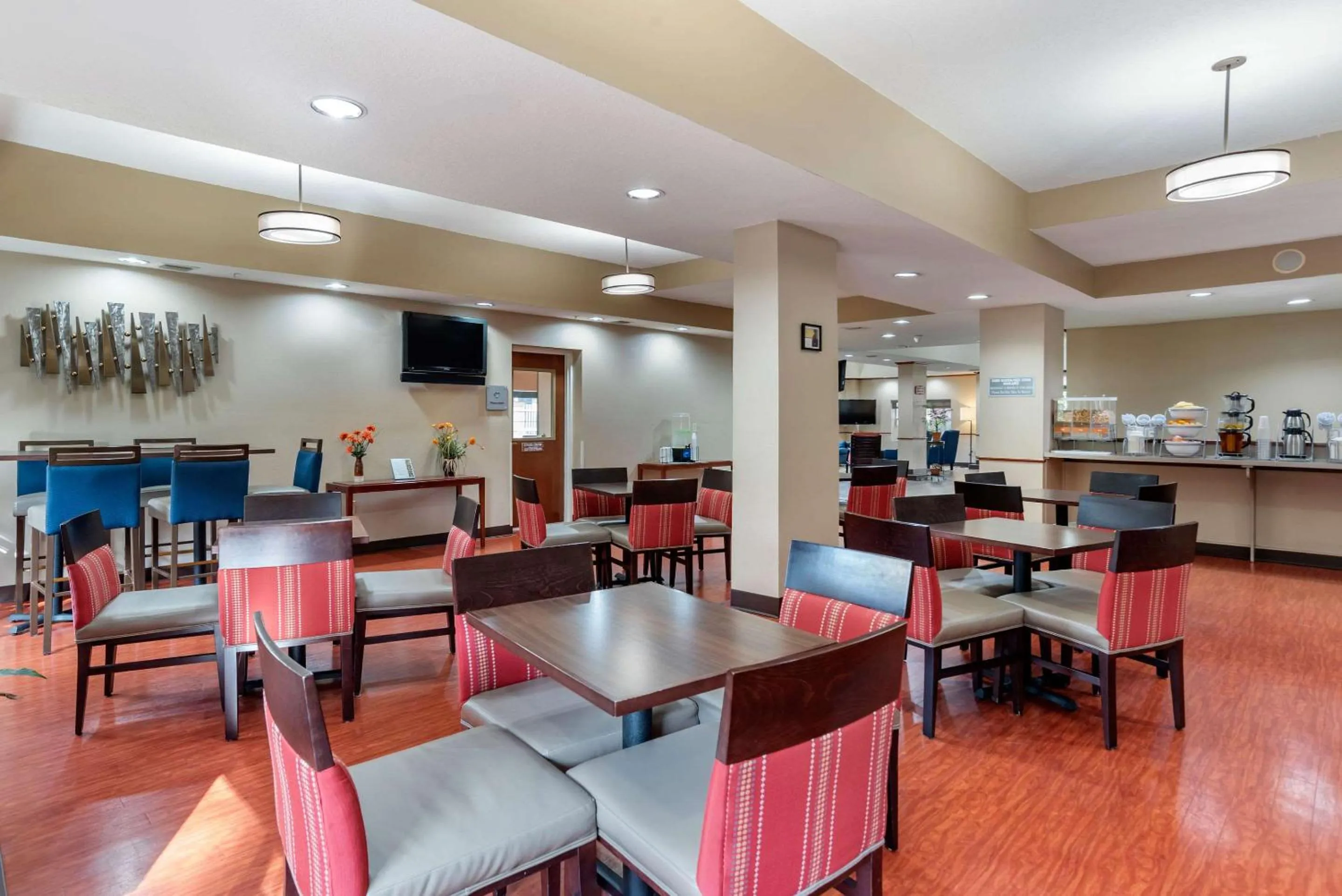 Restaurant/places to eat in Comfort Suites Airport