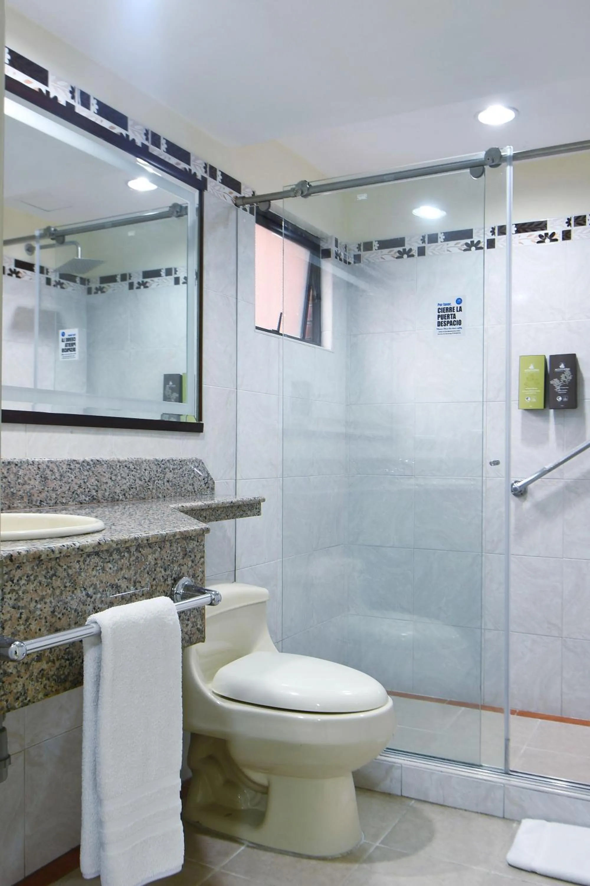 Shower in Hotel Obelisco