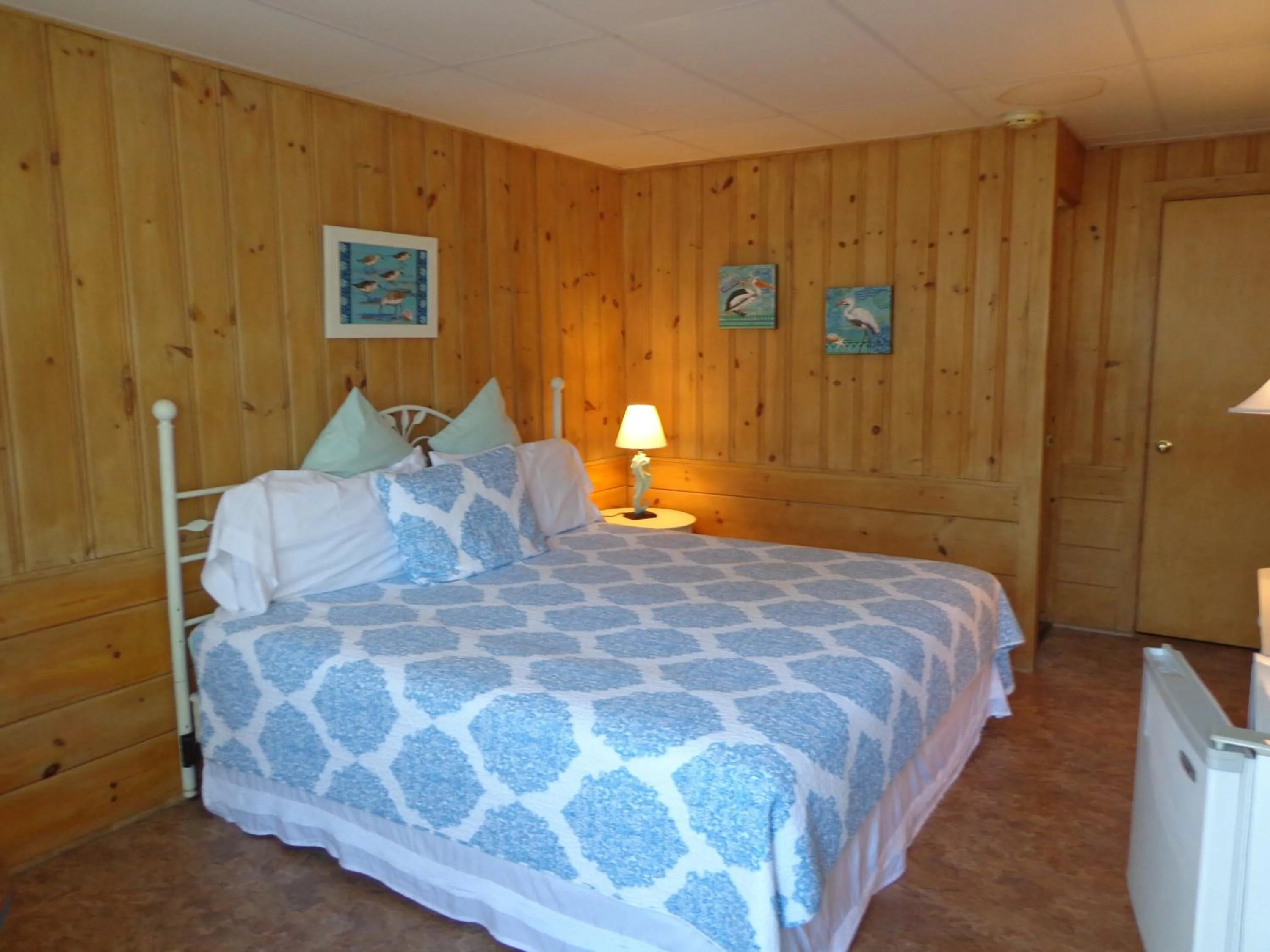 Bed in Town & Beach Motel