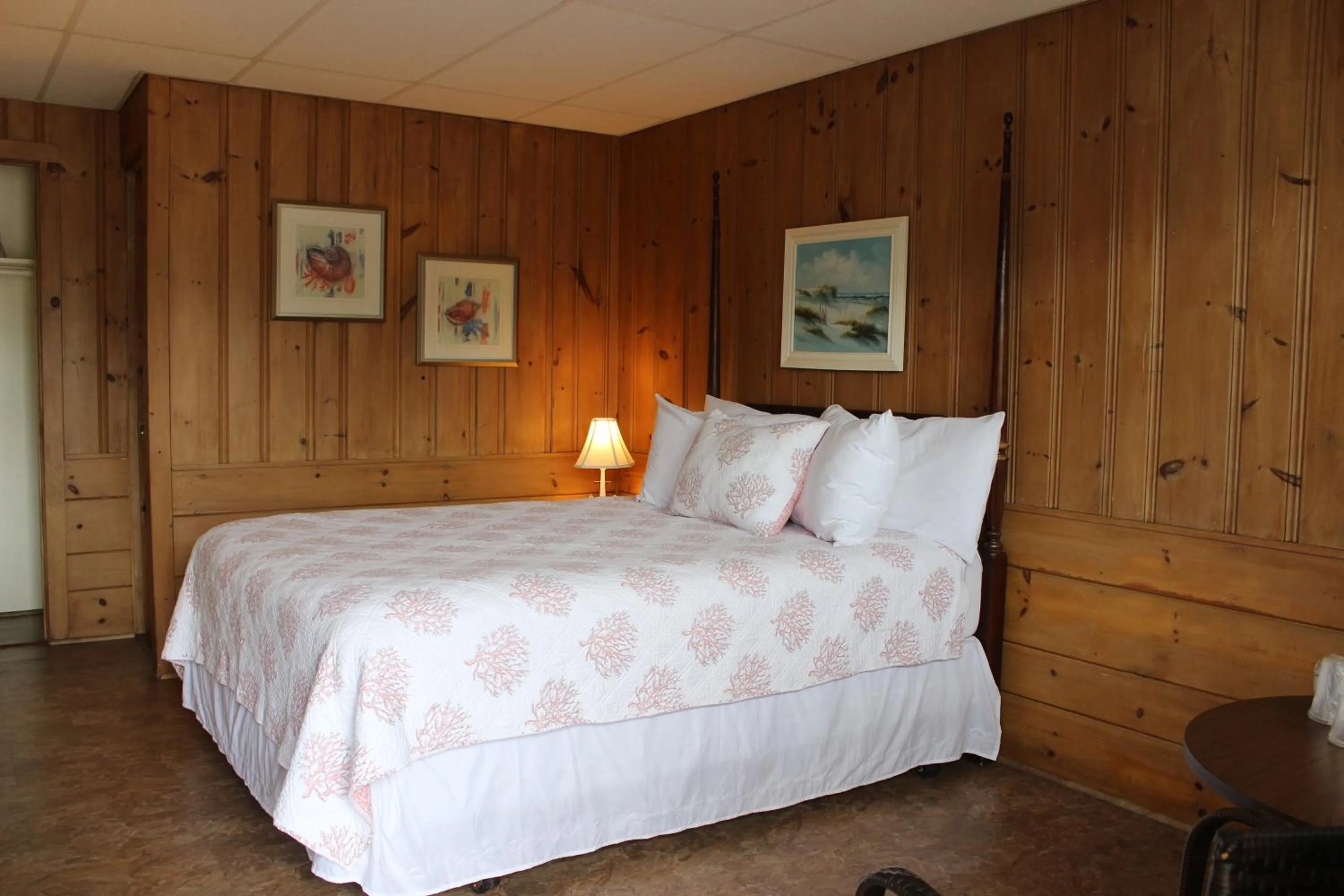 Photo of the whole room, Bed in Town & Beach Motel