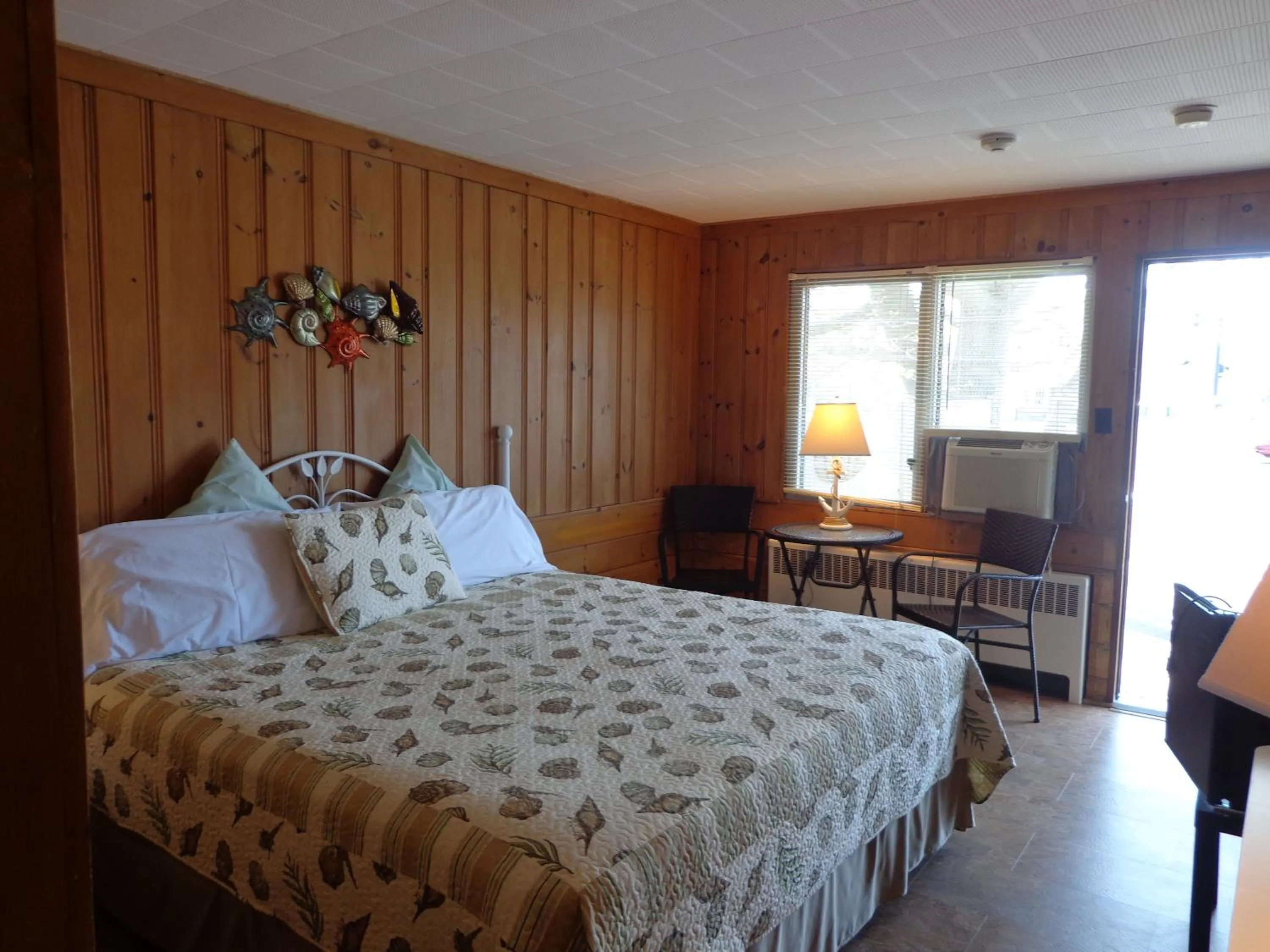 Day, Bed in Town & Beach Motel