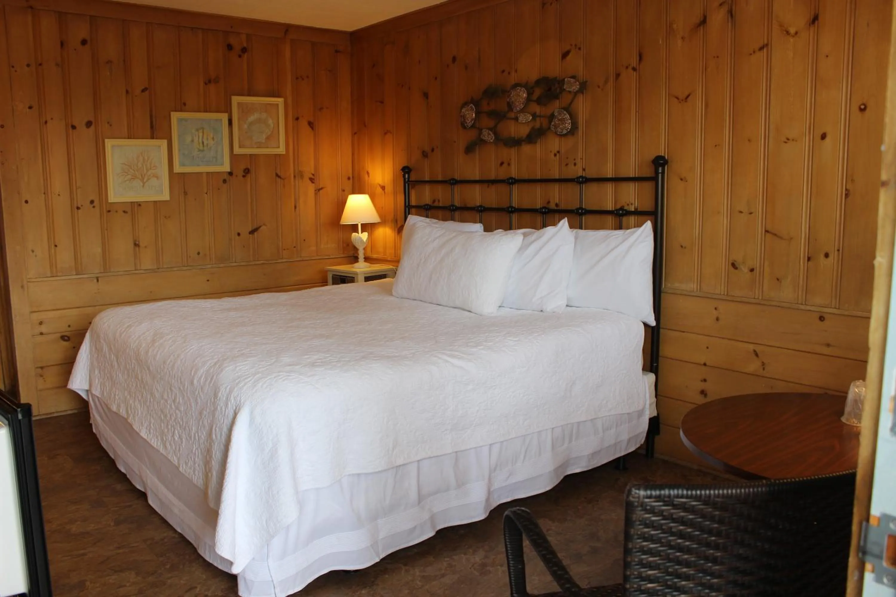 Photo of the whole room, Bed in Town & Beach Motel