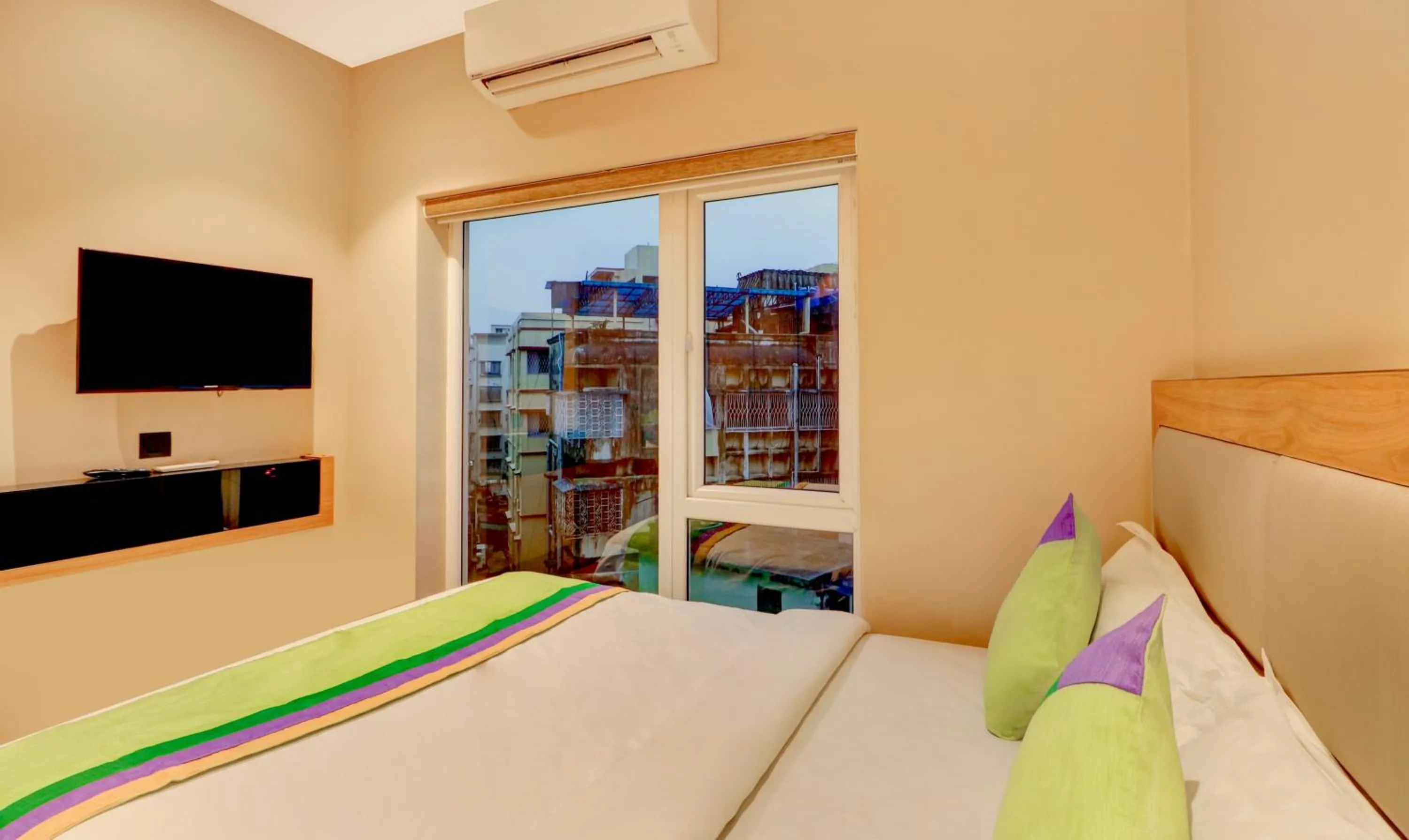 Bedroom, Bed in Treebo Radhe Palace, Lake Town