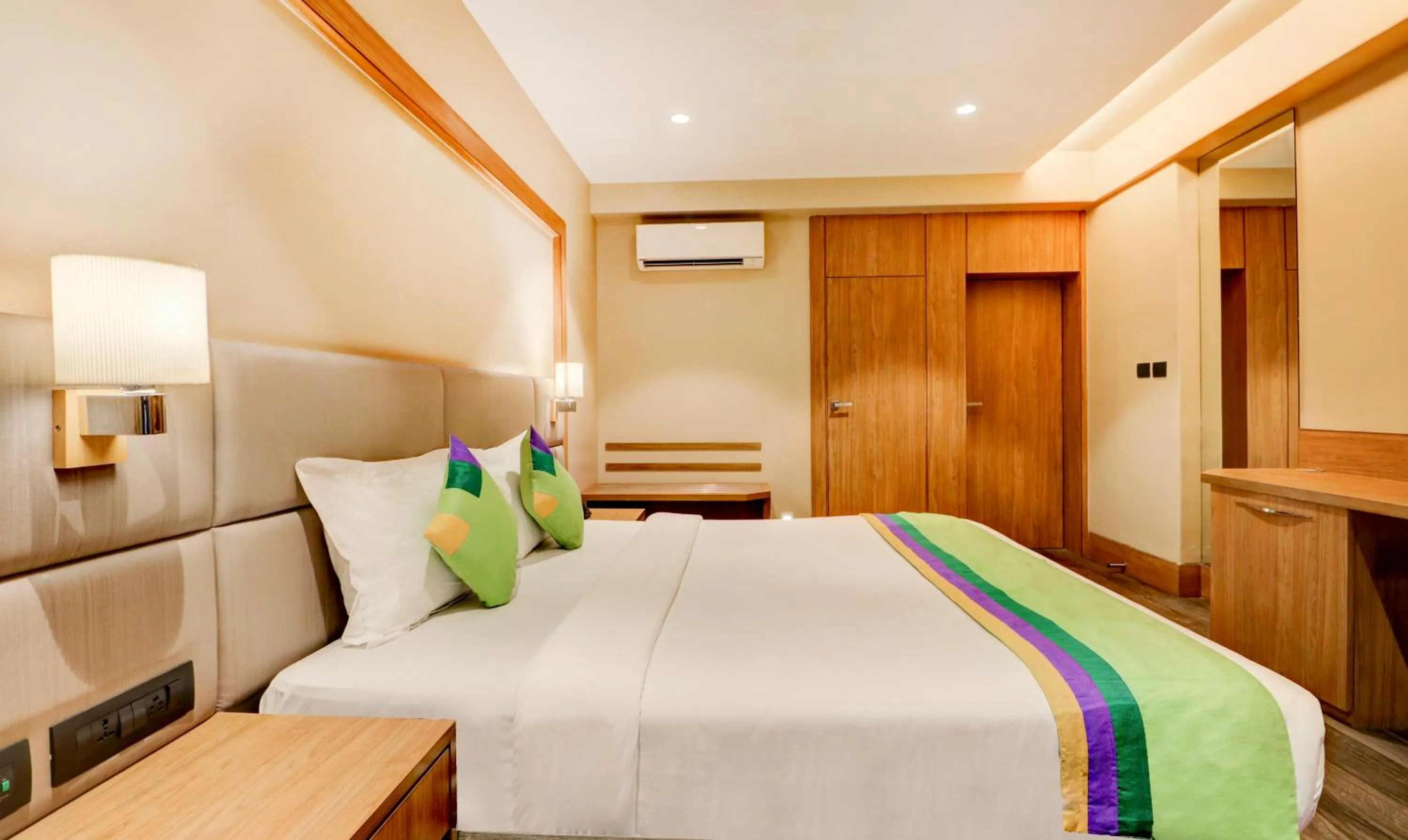 Bedroom, Bed in Treebo Radhe Palace, Lake Town