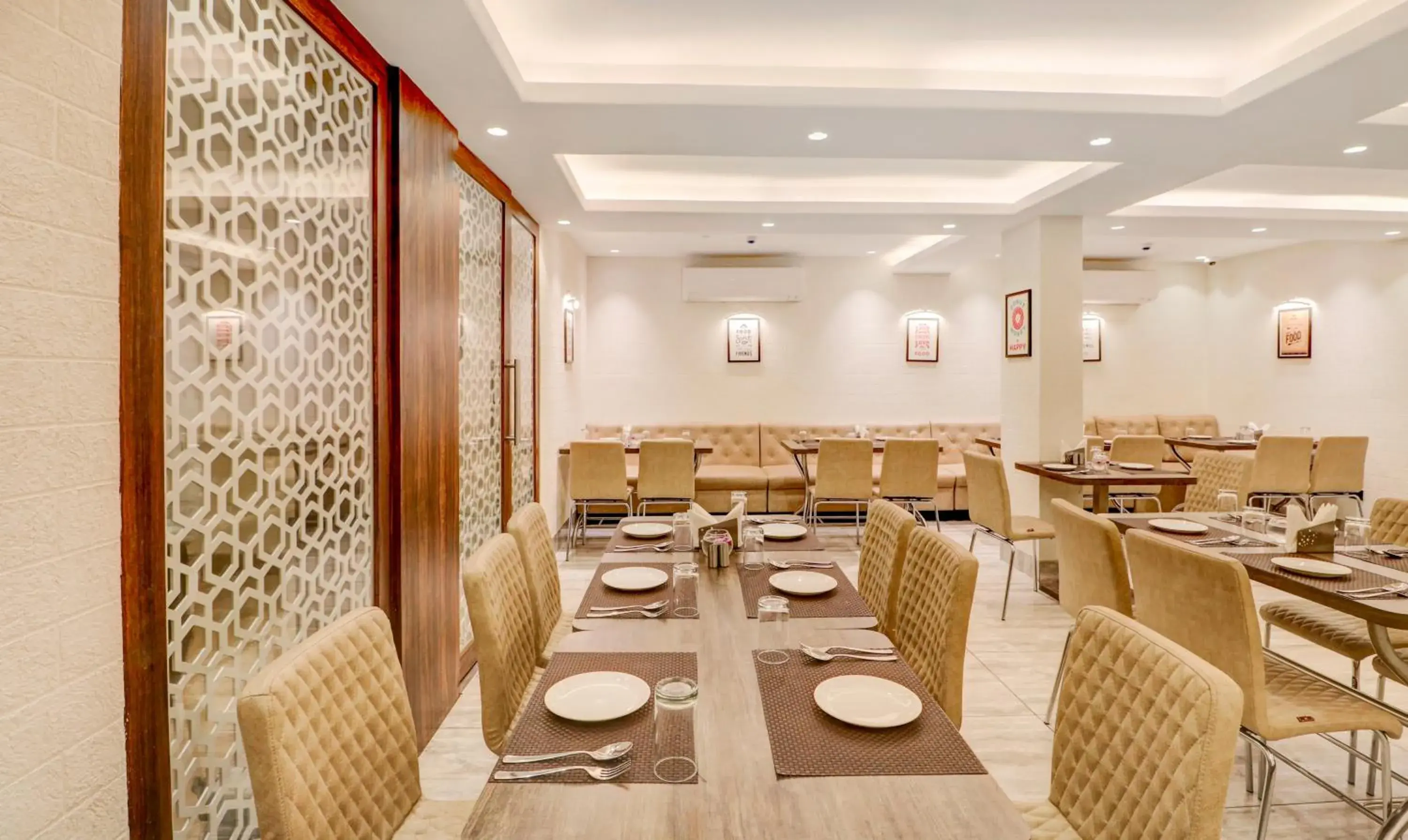 Restaurant/places to eat in Treebo Radhe Palace, Lake Town Restaurant/places to eat in Treebo Radhe Palace, Lake Town