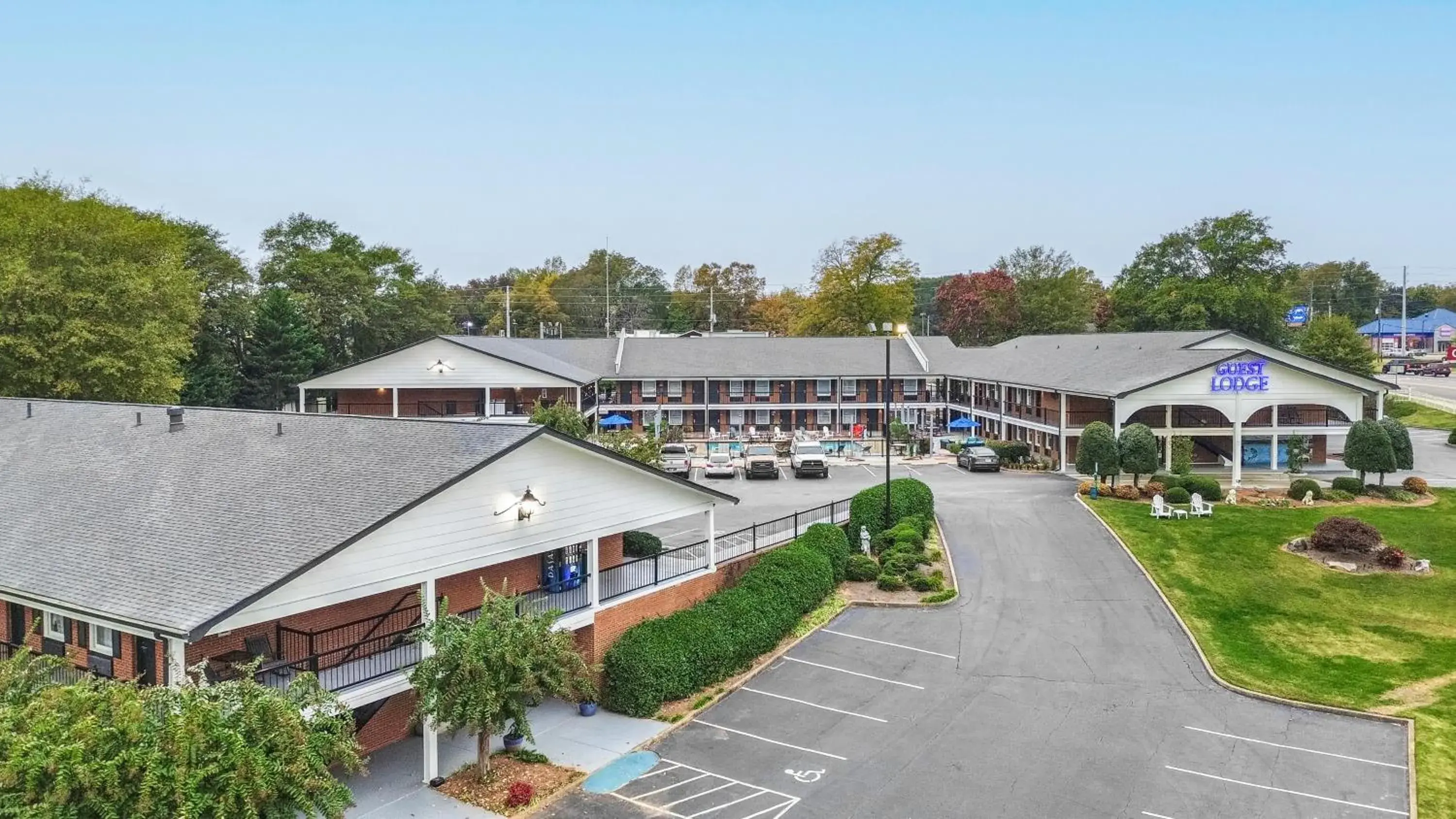 Property building in The Guest Lodge Gainesville Property building in The Guest Lodge Gainesville