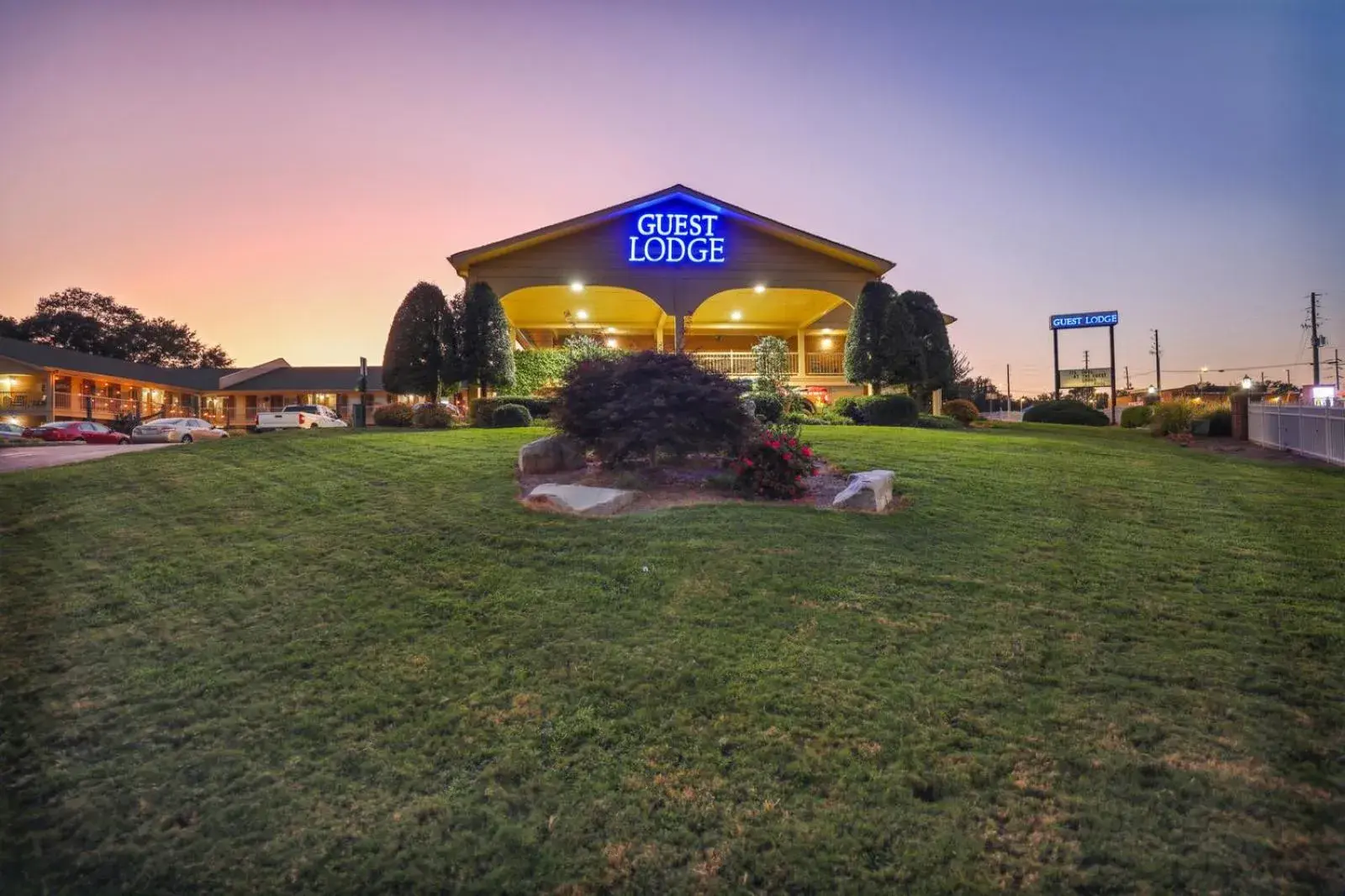 Property building in The Guest Lodge Gainesville Property building in The Guest Lodge Gainesville