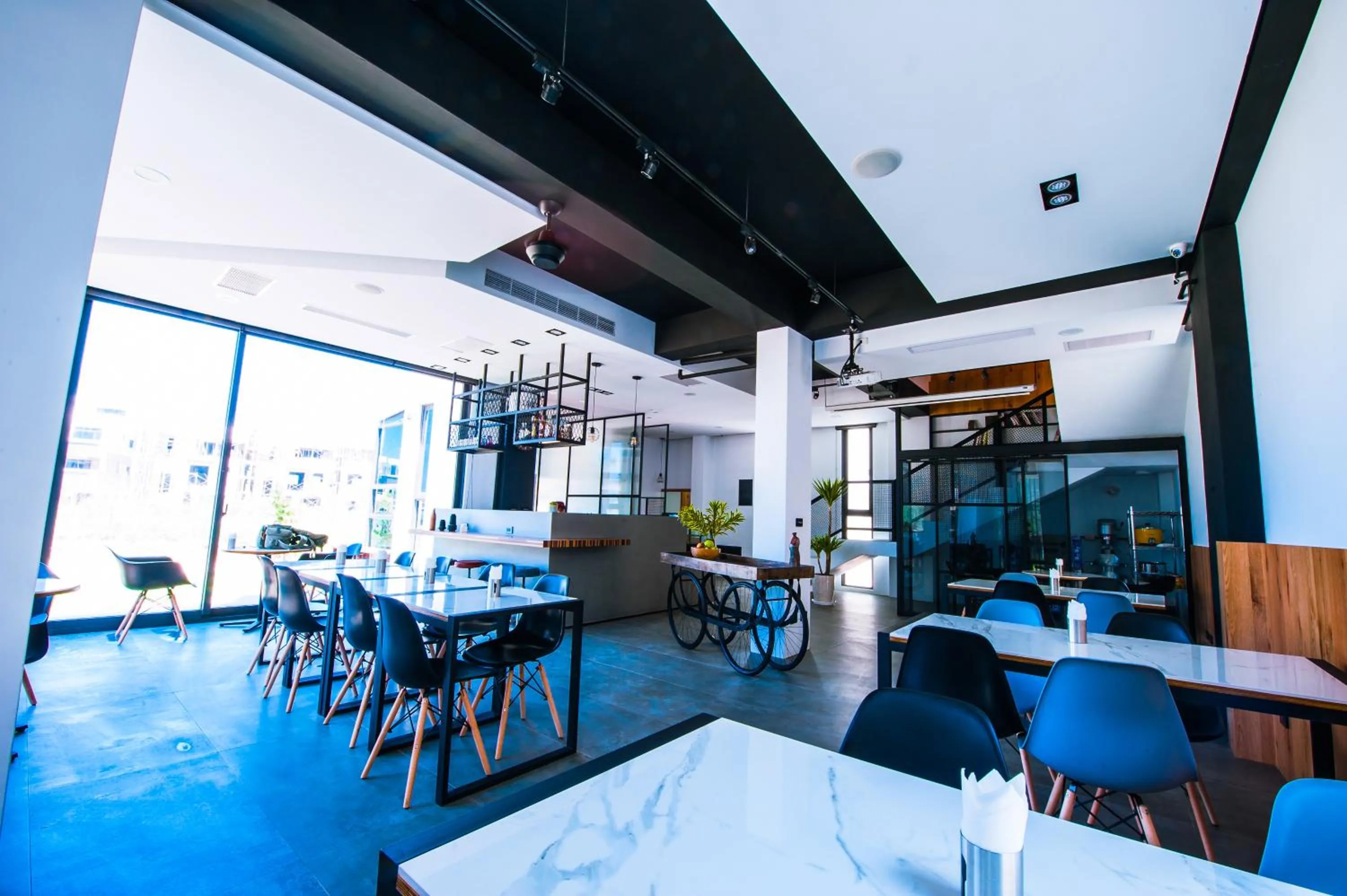 Restaurant/places to eat in Pathway Inn