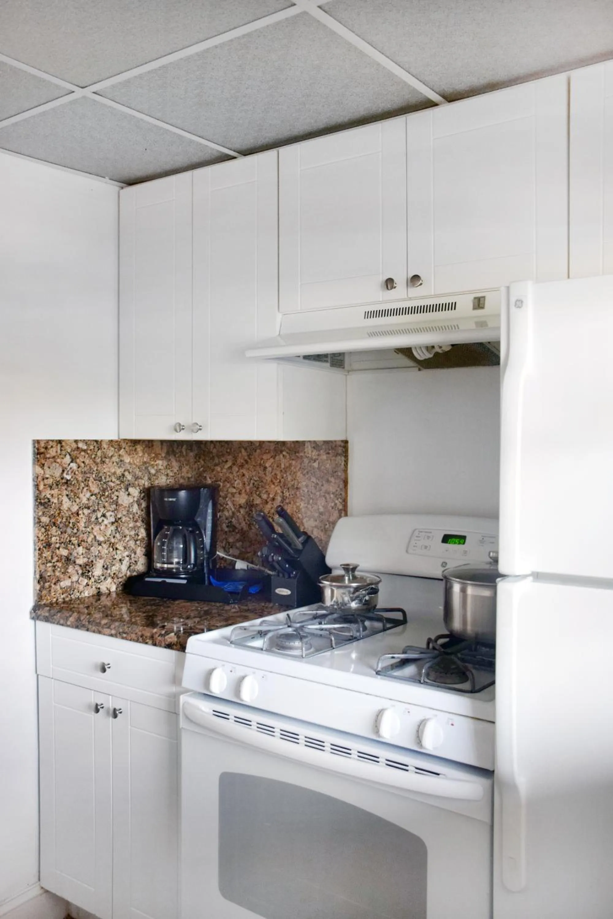 Kitchen or kitchenette in Coral Reef at Key Biscayne