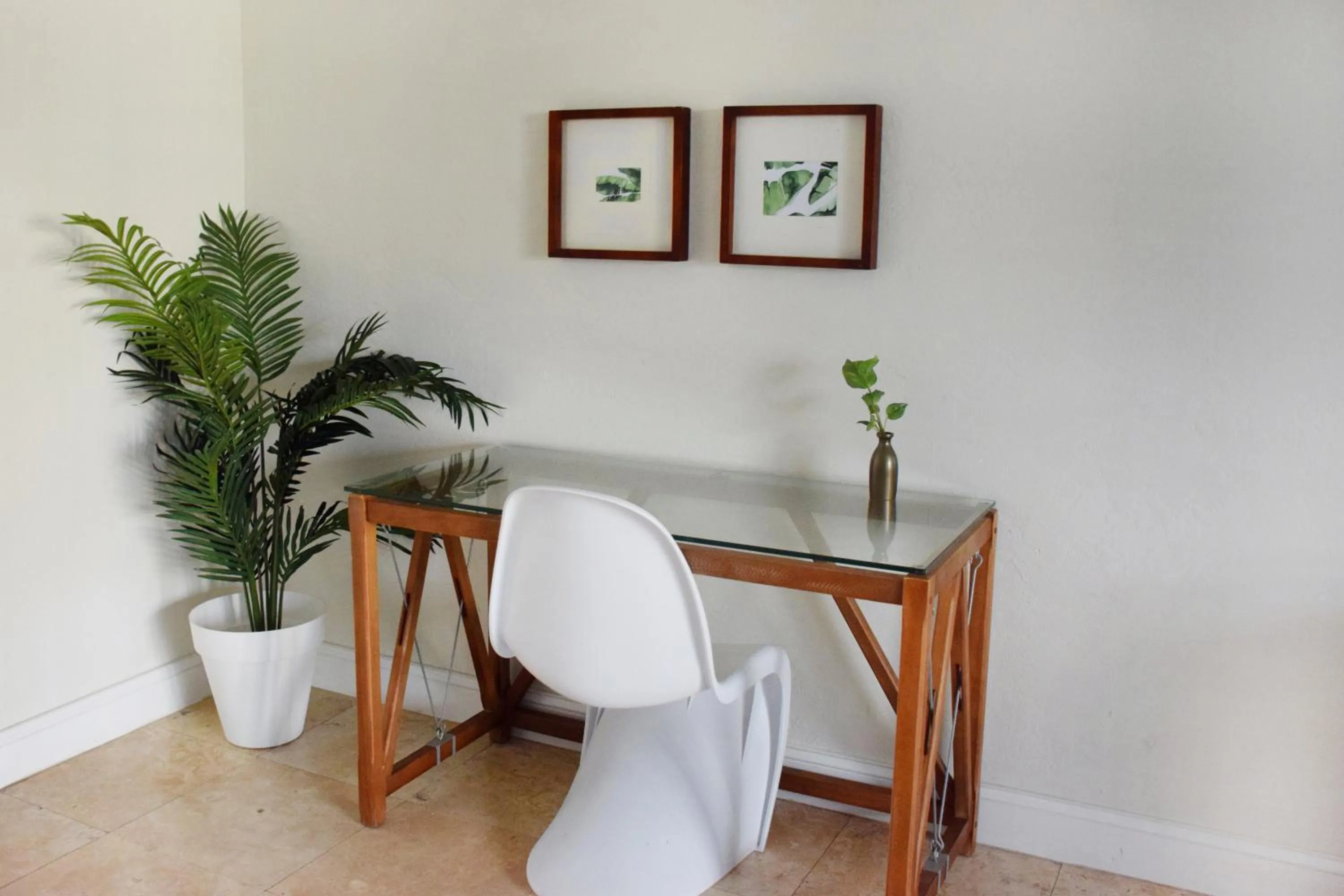 Seating area in Coral Reef at Key Biscayne