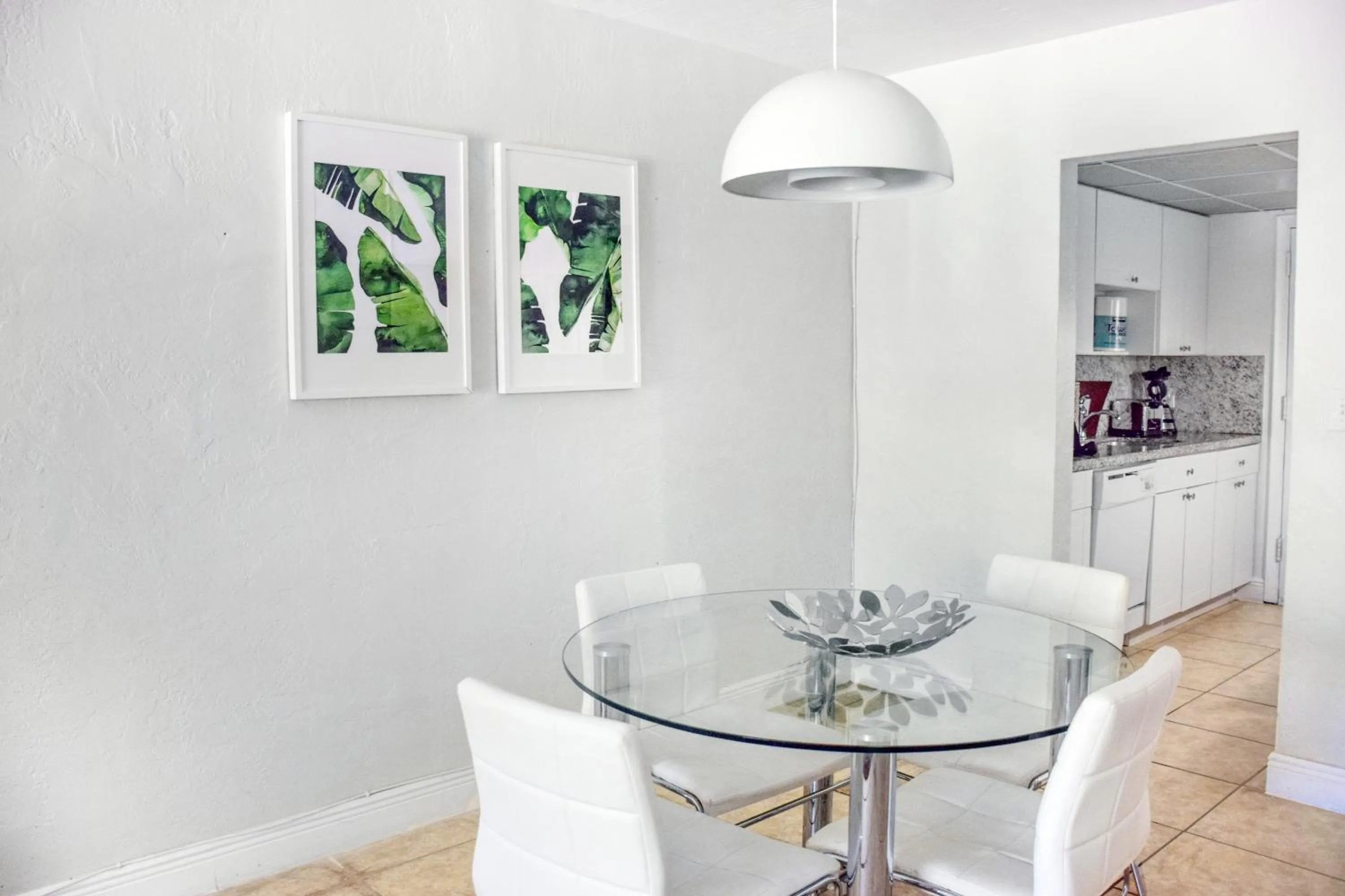Dining area in Coral Reef at Key Biscayne
