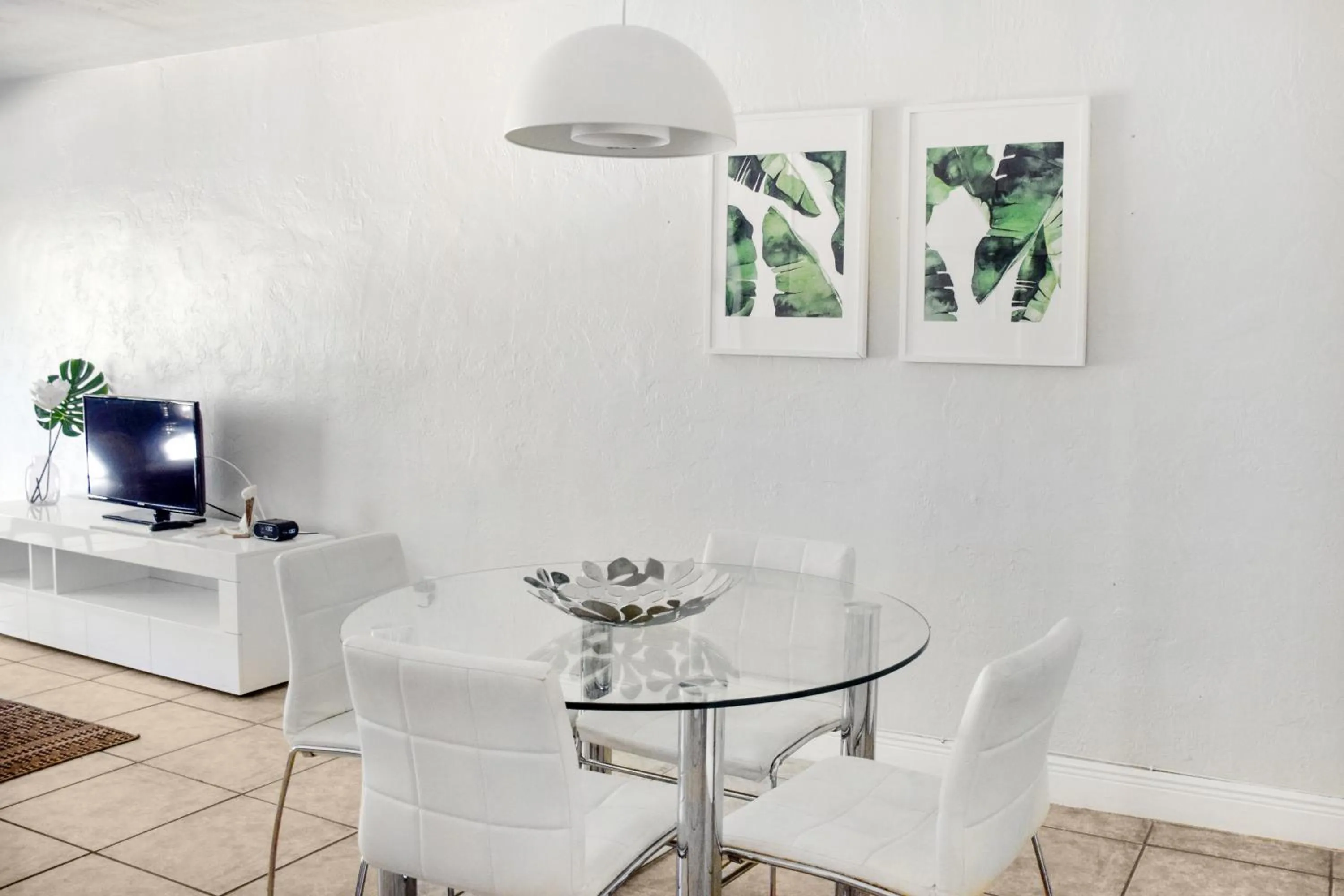 Dining area in Coral Reef at Key Biscayne