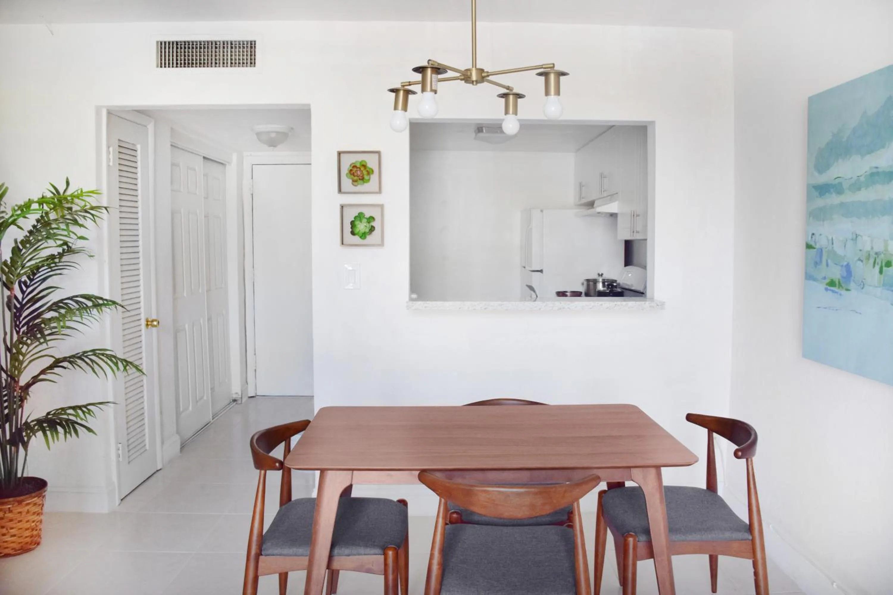 Dining area in Coral Reef at Key Biscayne