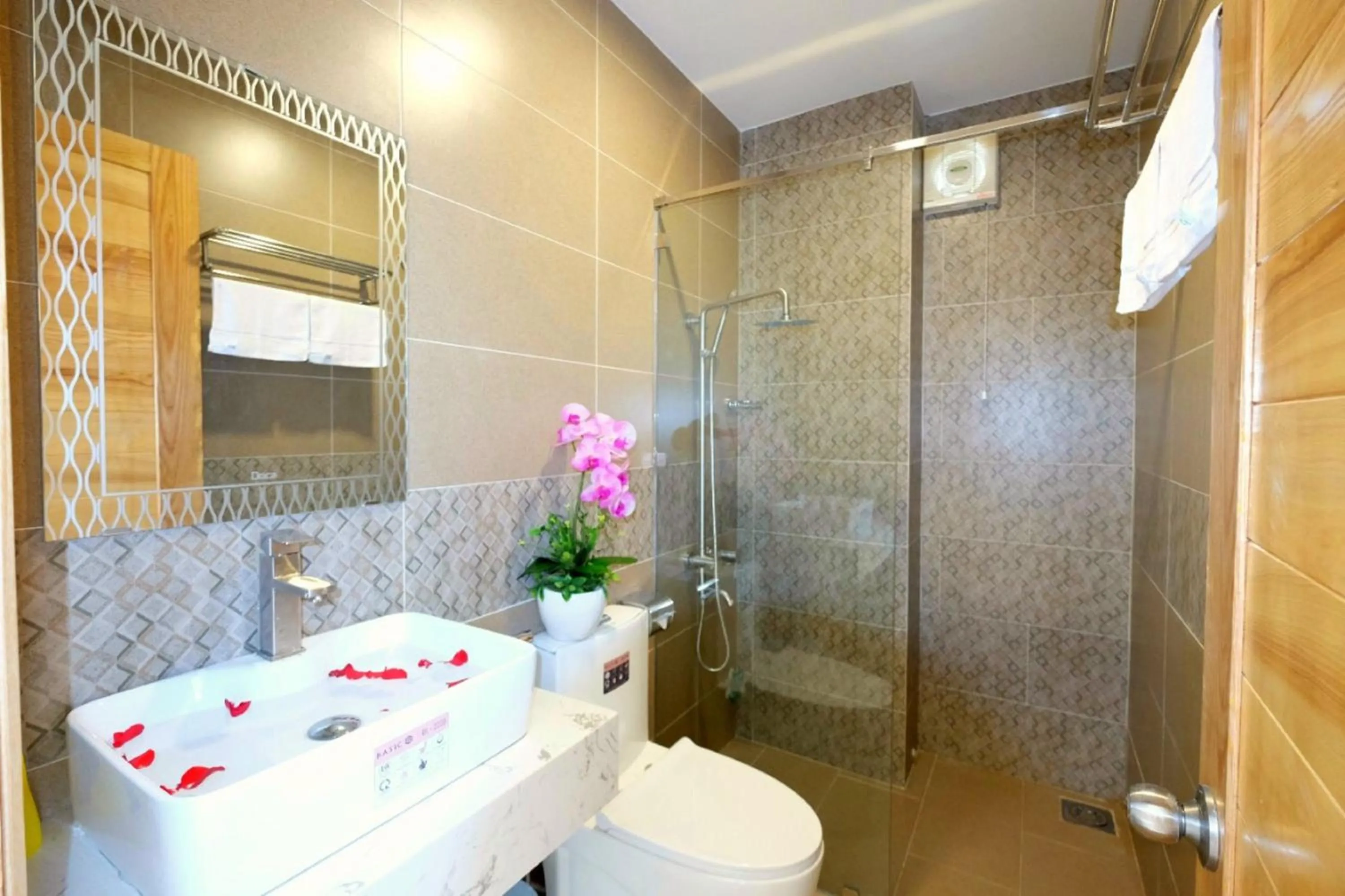 Bathroom in Marigold Hotel & Apartment