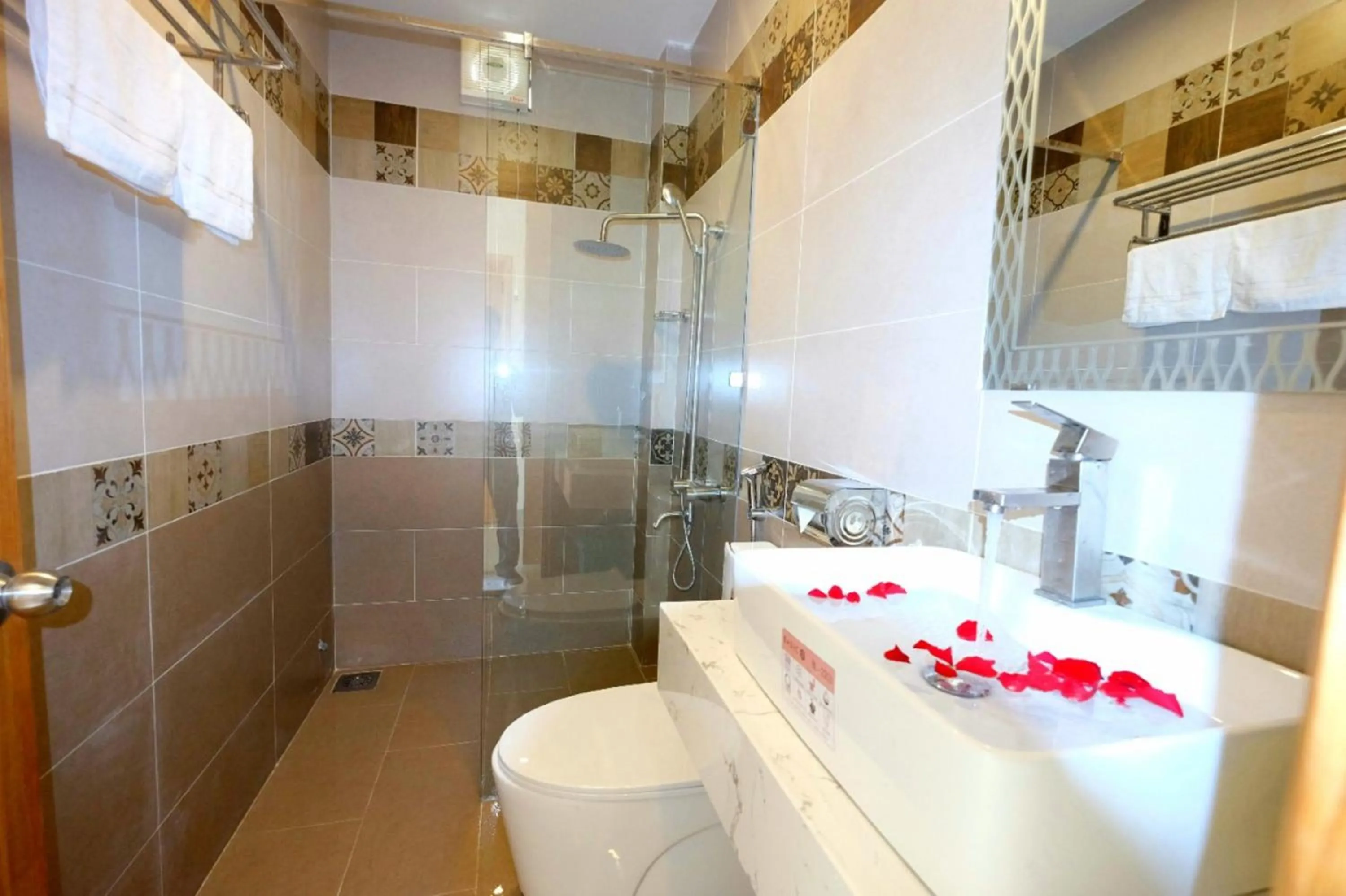Shower in Marigold Hotel & Apartment
