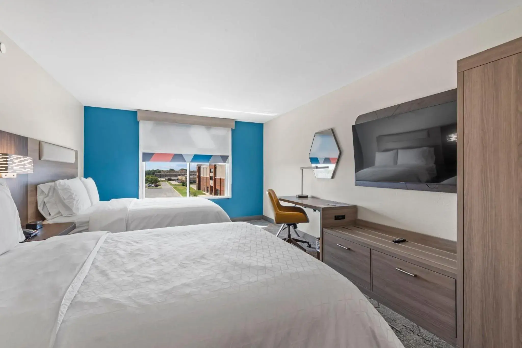 Photo of the whole room, Bed in Holiday Inn Express Tulsa South Bixby by IHG Photo of the whole room, Bed in Holiday Inn Express Tulsa South Bixby by IHG