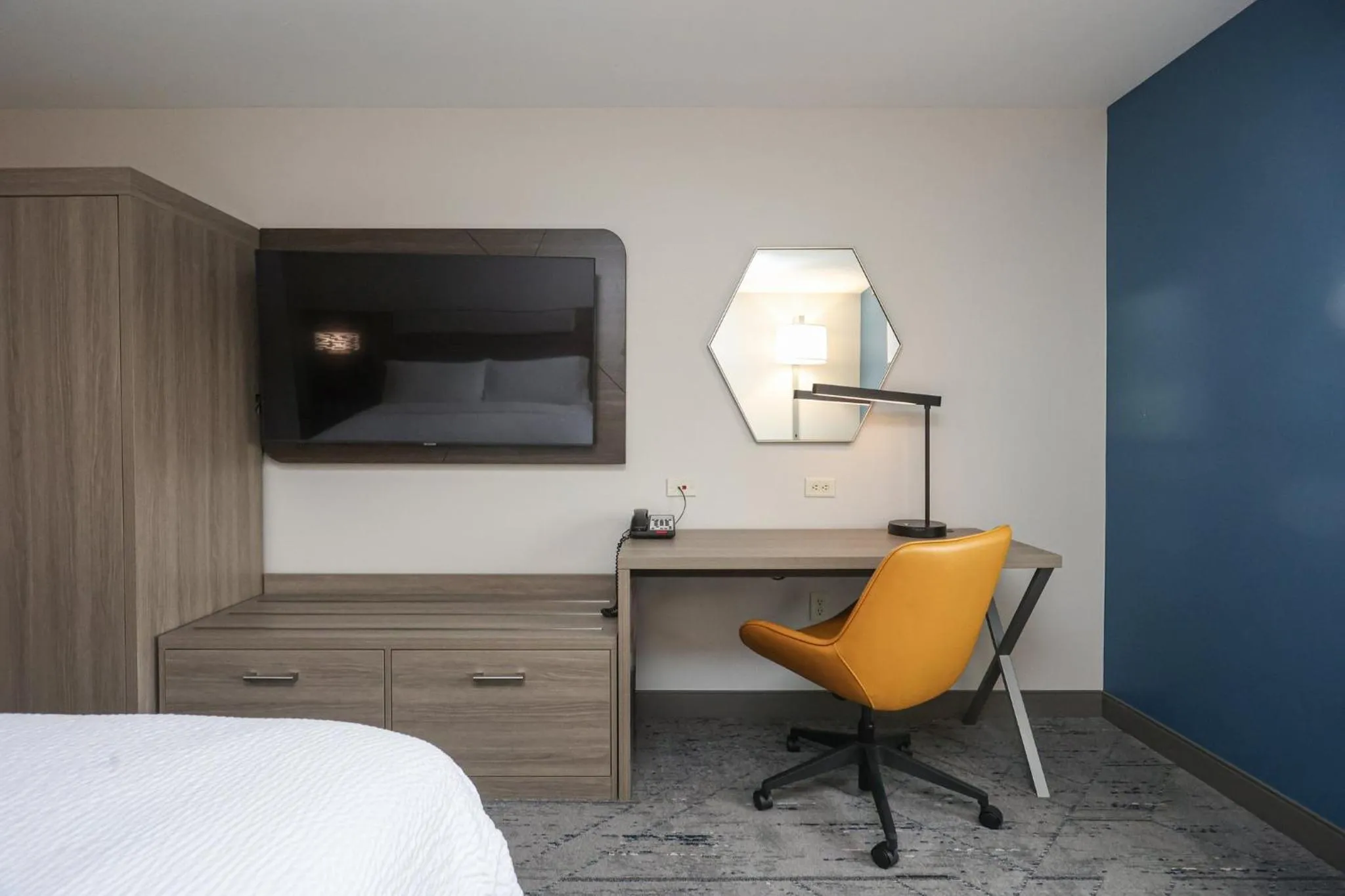 Photo of the whole room, Bed in Holiday Inn Express Tulsa South Bixby by IHG