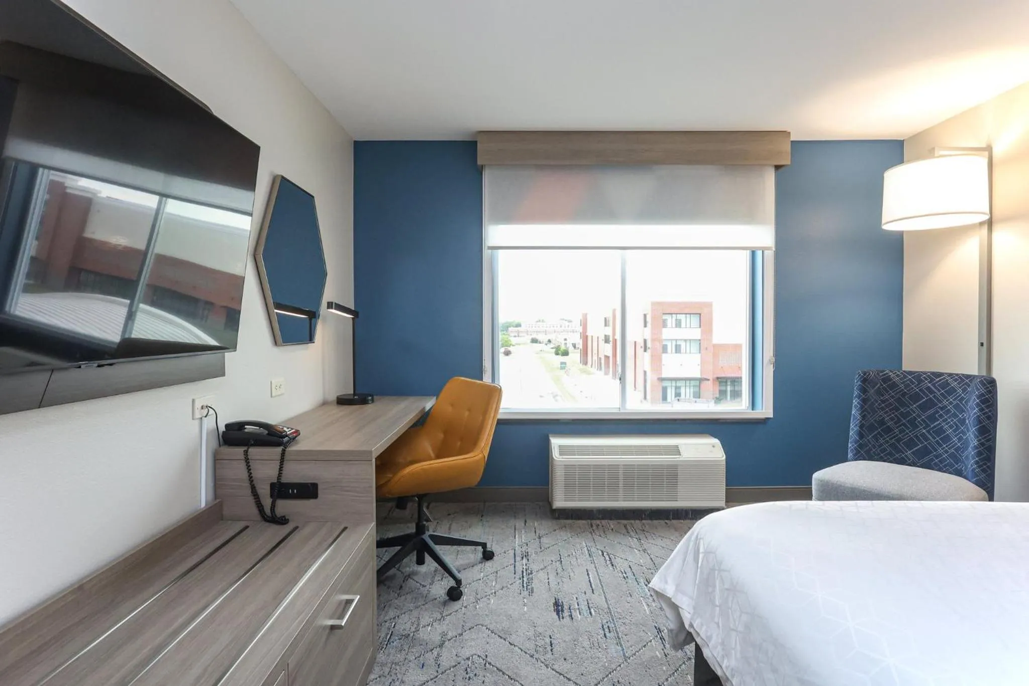 Photo of the whole room, Bed in Holiday Inn Express Tulsa South Bixby by IHG