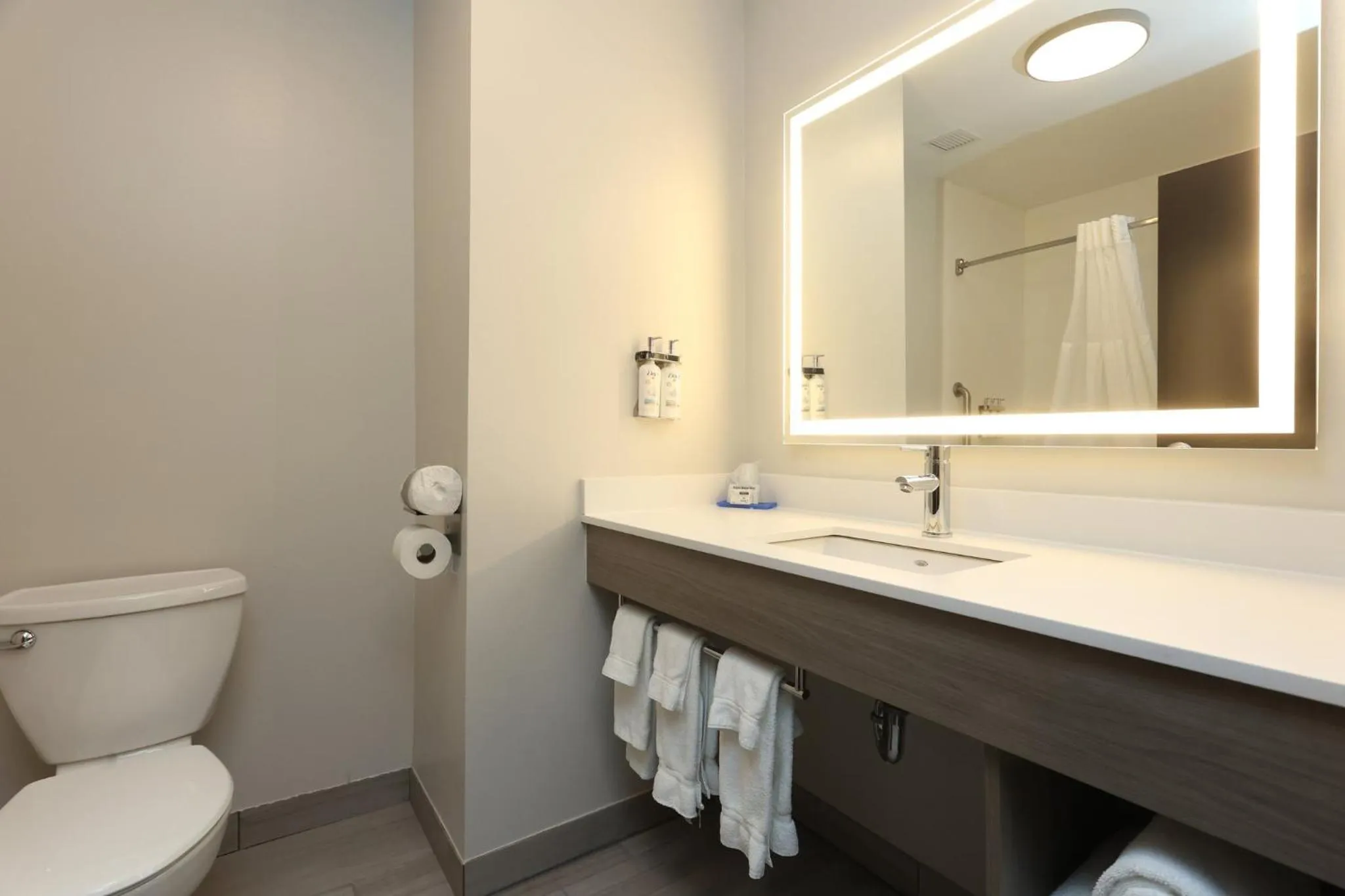 Photo of the whole room in Holiday Inn Express Tulsa South Bixby by IHG