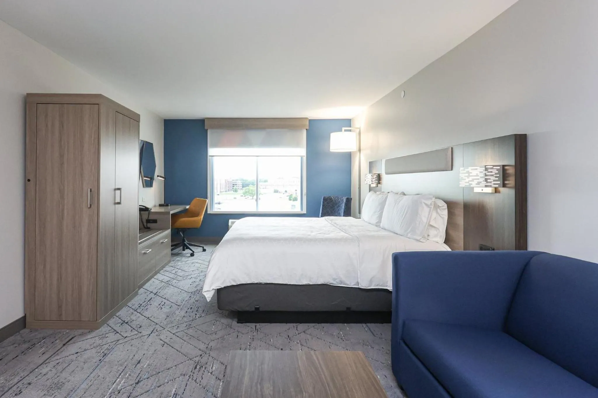 Photo of the whole room, Bed in Holiday Inn Express Tulsa South Bixby by IHG