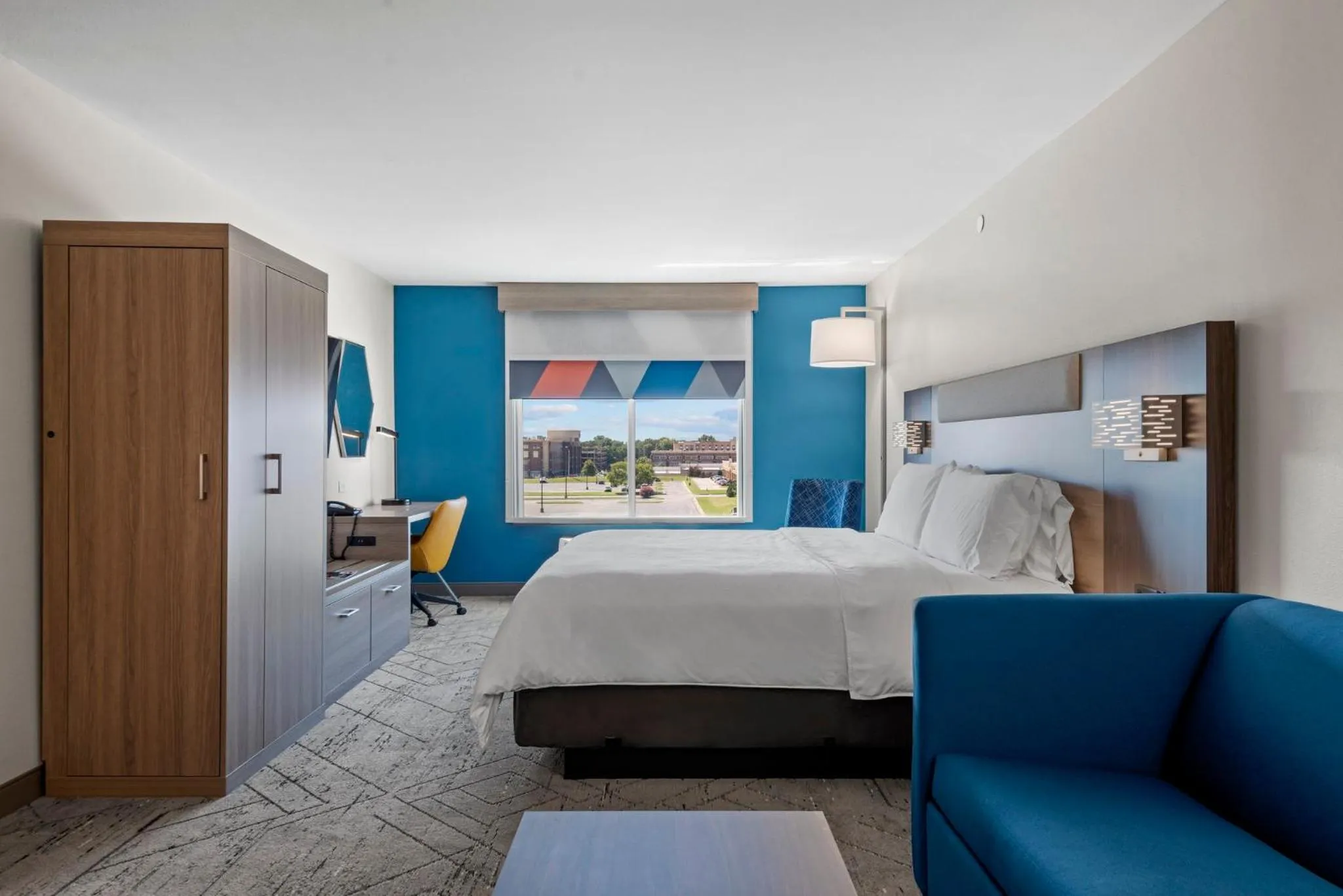 Photo of the whole room, Bed in Holiday Inn Express Tulsa South Bixby by IHG