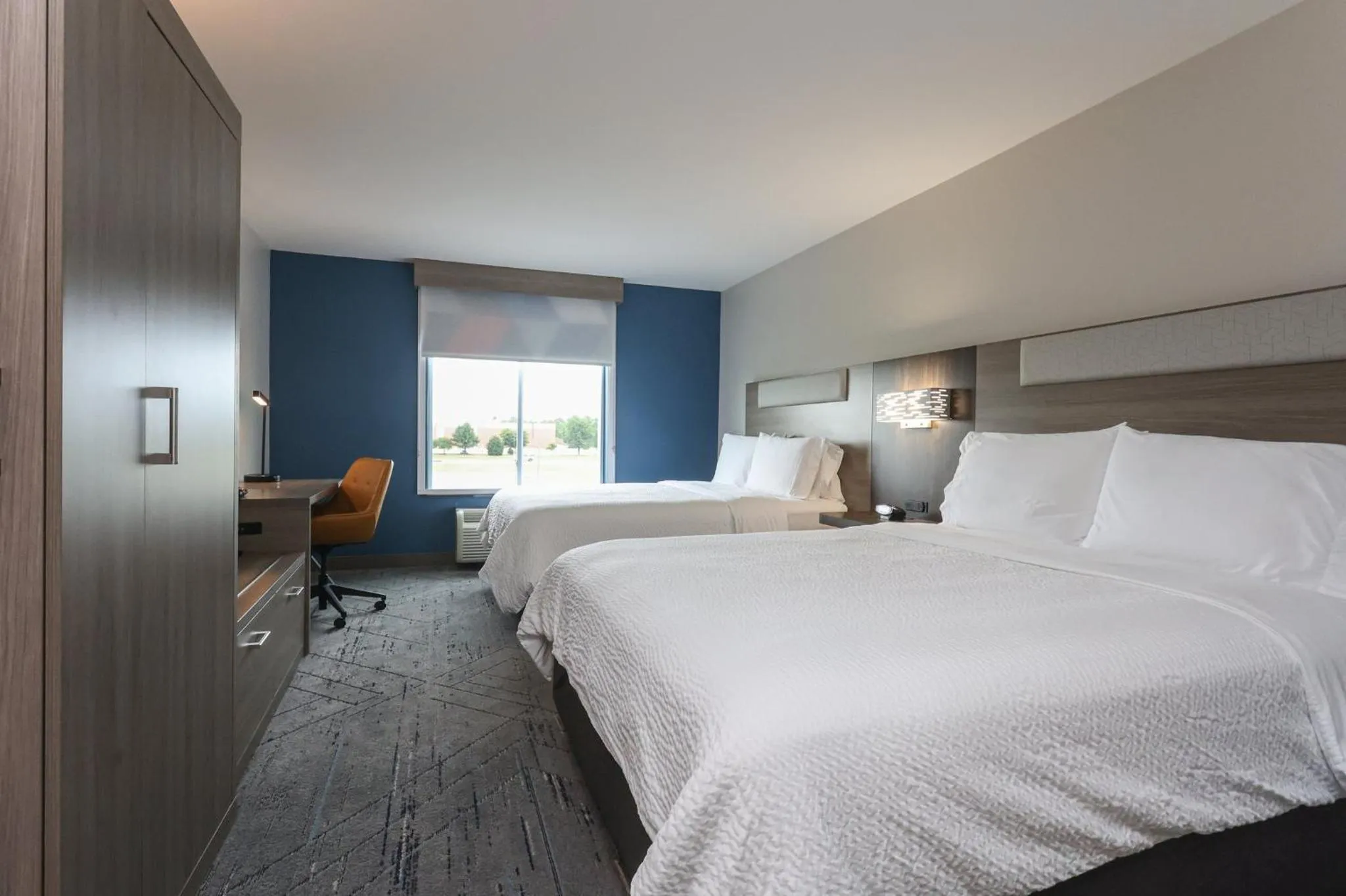 Photo of the whole room, Bed in Holiday Inn Express Tulsa South Bixby by IHG