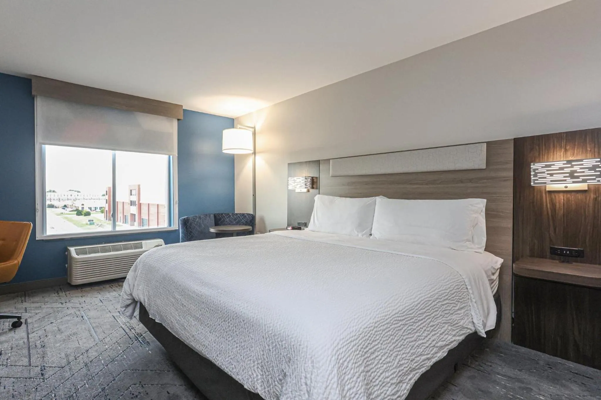 Photo of the whole room, Bed in Holiday Inn Express Tulsa South Bixby by IHG