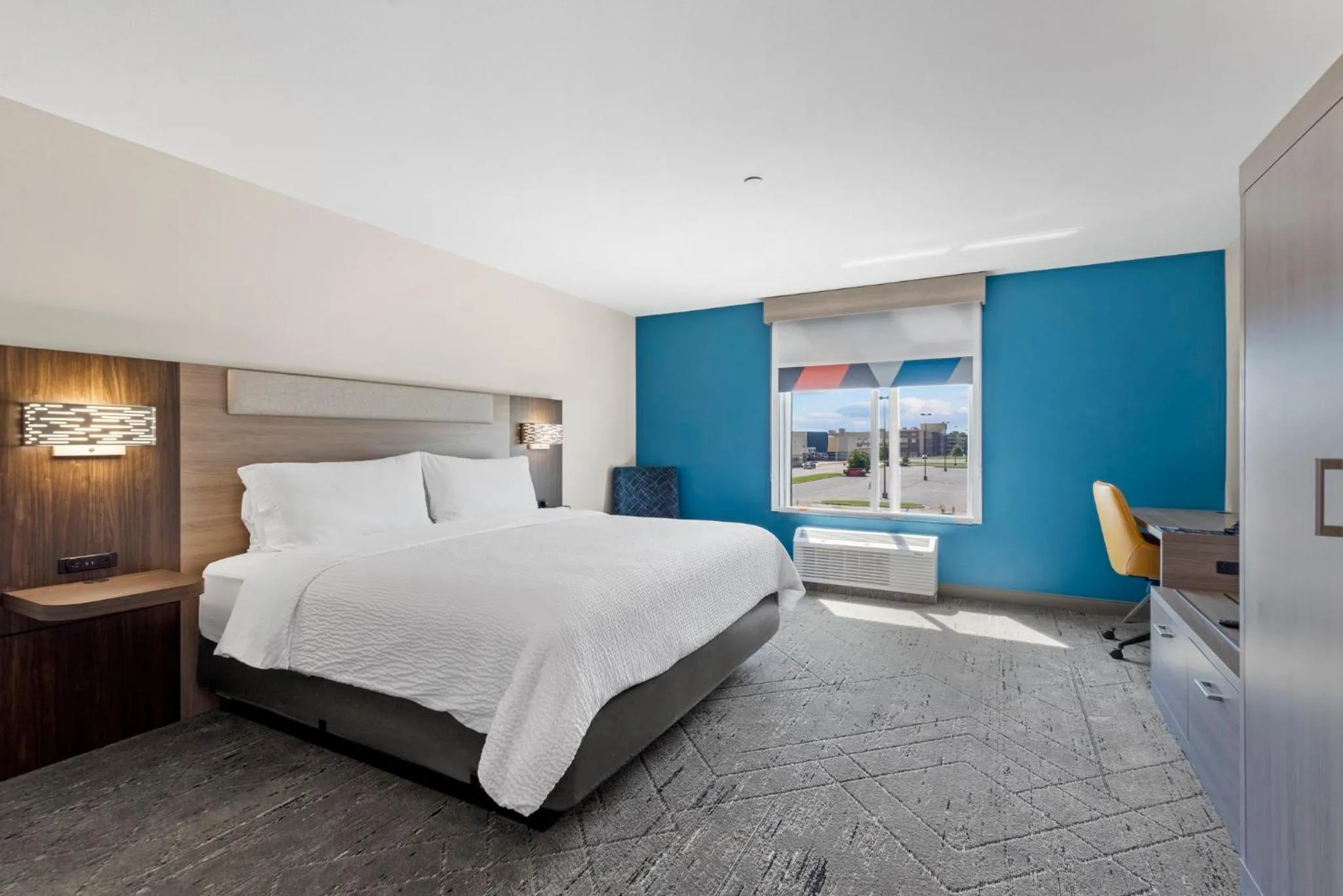 Photo of the whole room, Bed in Holiday Inn Express Tulsa South Bixby by IHG