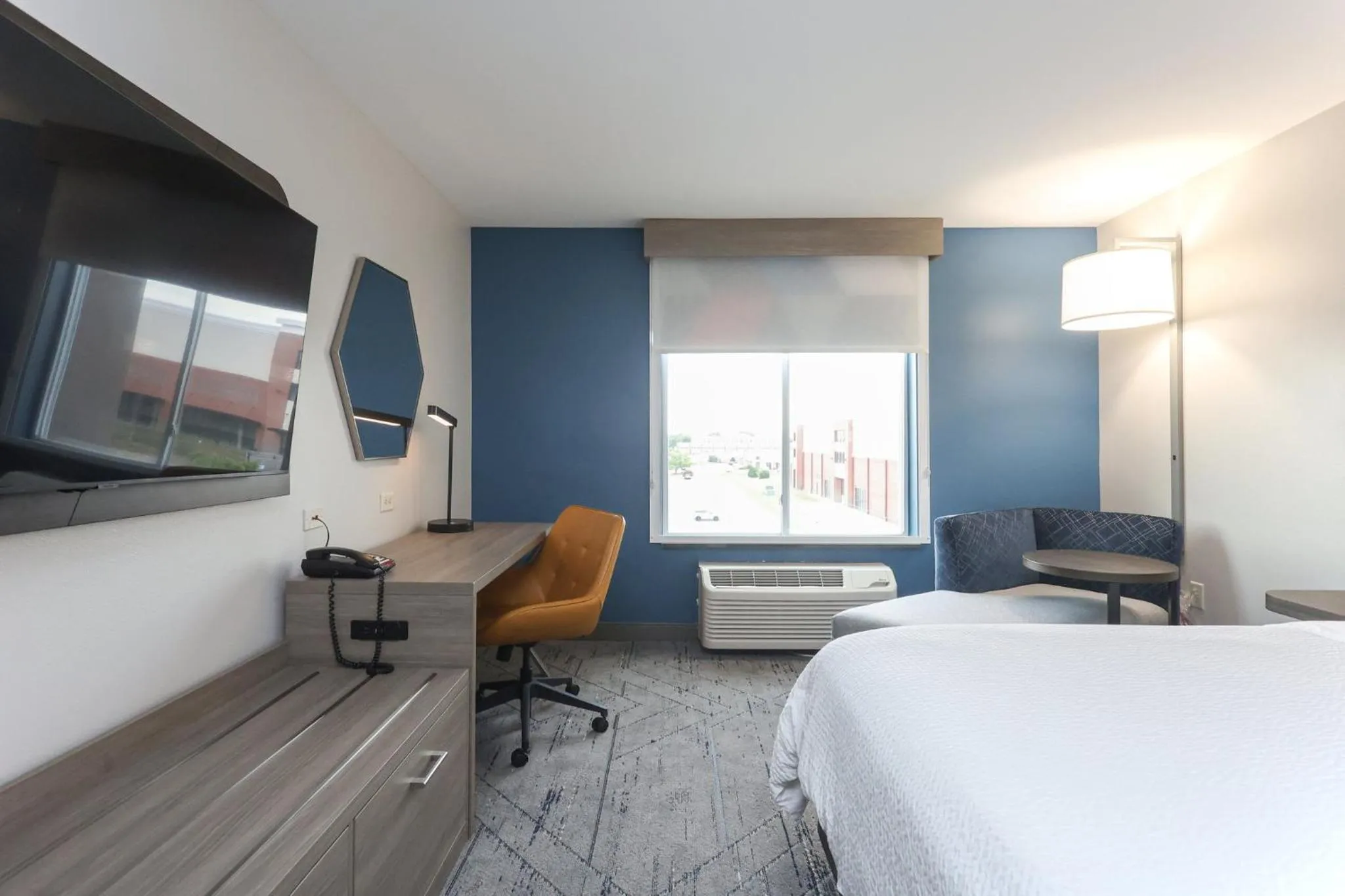 Photo of the whole room, Bed in Holiday Inn Express Tulsa South Bixby by IHG