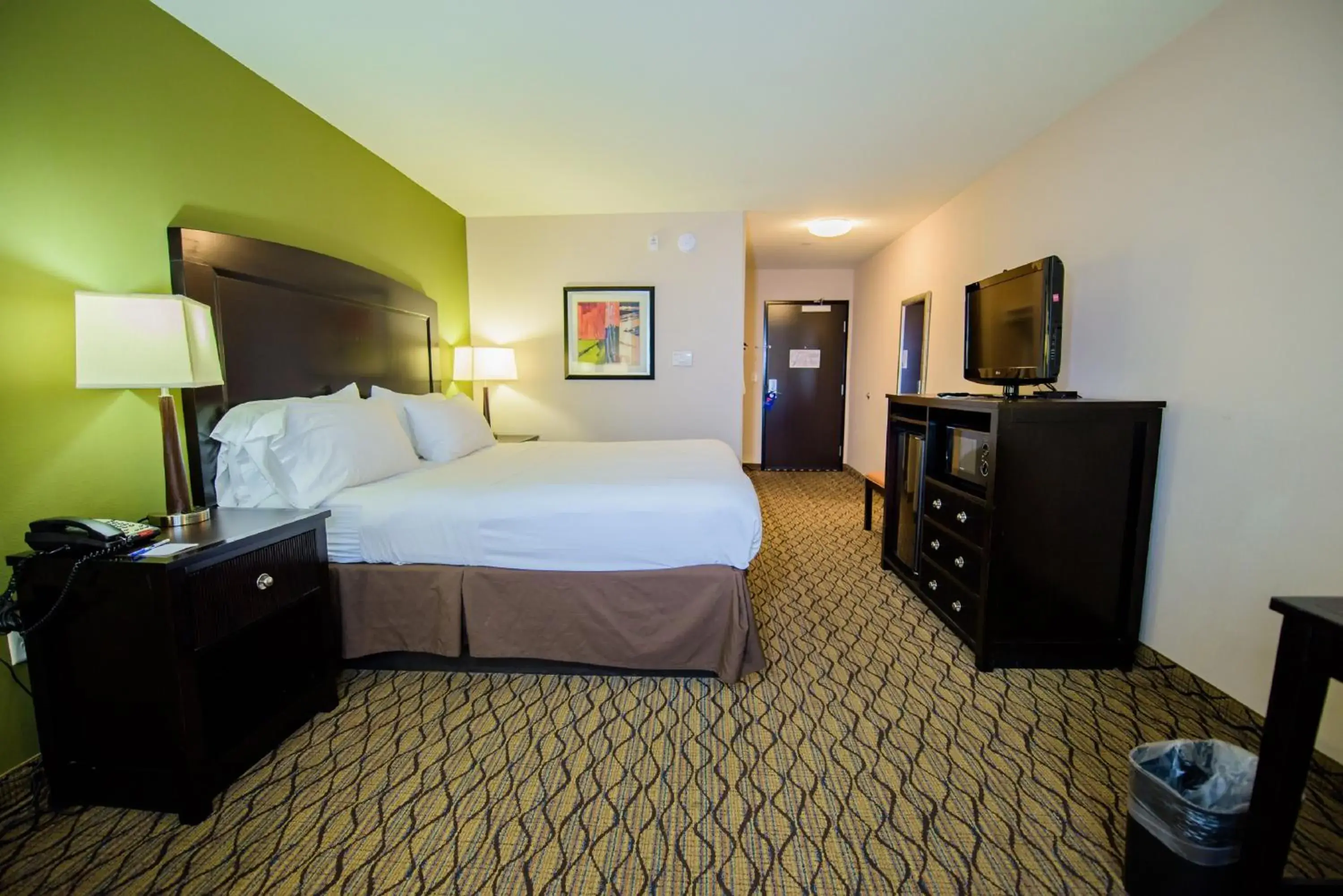 Photo of the whole room, Bed in Holiday Inn Express Tulsa South Bixby by IHG Photo of the whole room, Bed in Holiday Inn Express Tulsa South Bixby by IHG