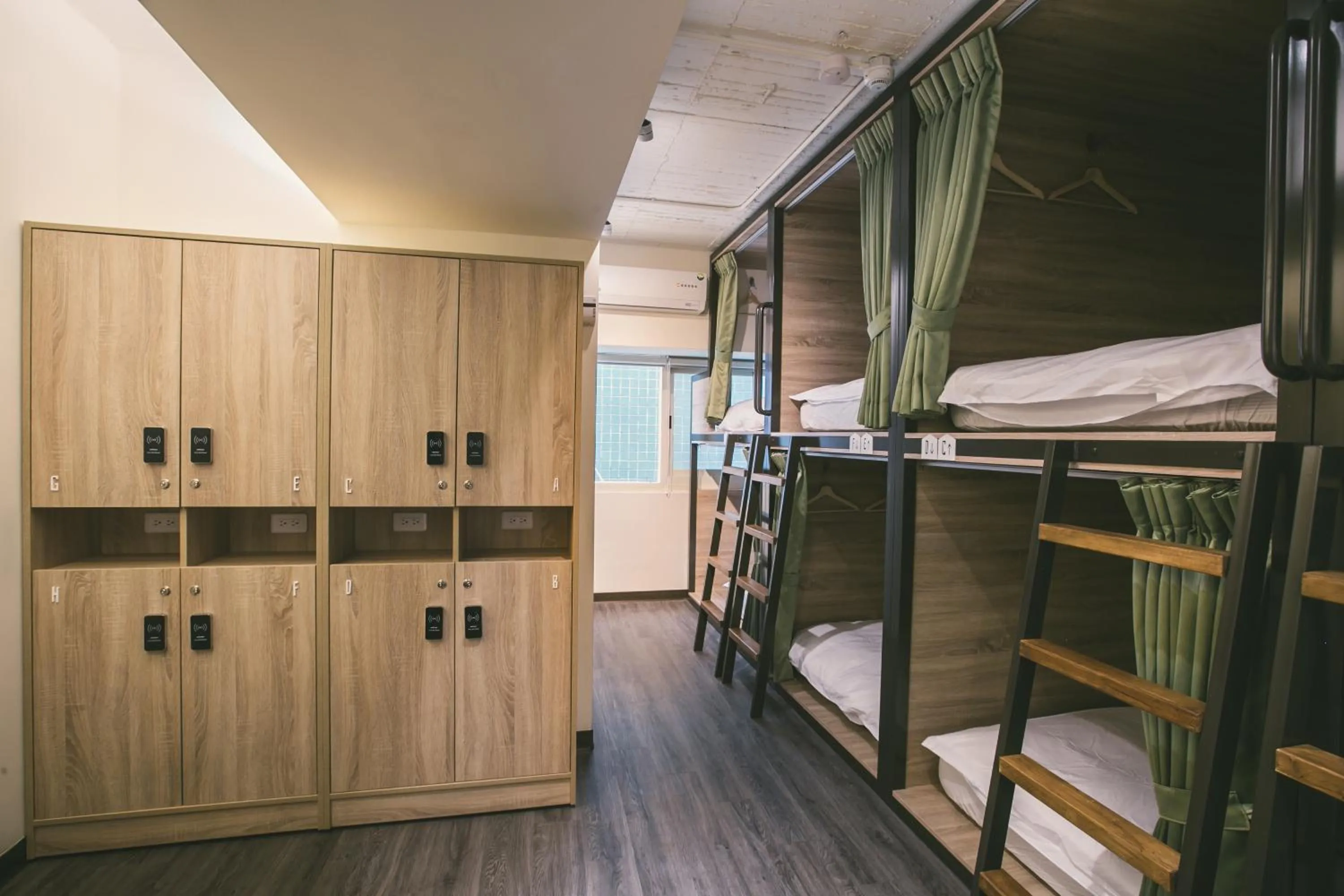 bunk bed in Stray Birds Taichung Hostel