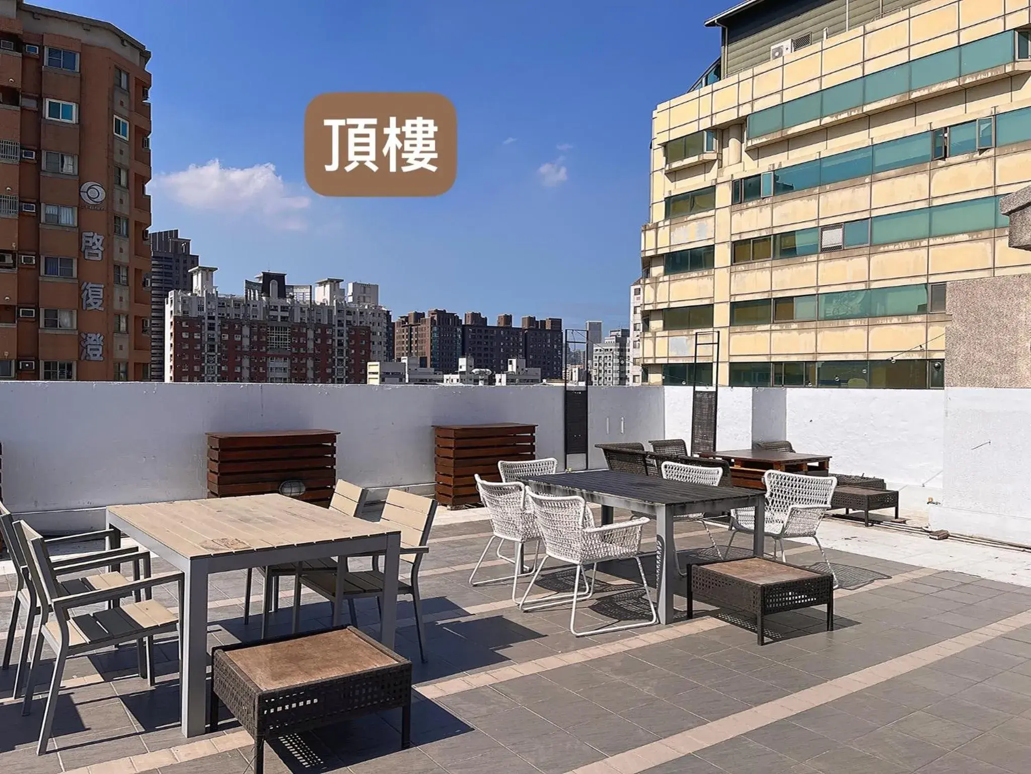Property building in Stray Birds Taichung Hostel Property building in Stray Birds Taichung Hostel