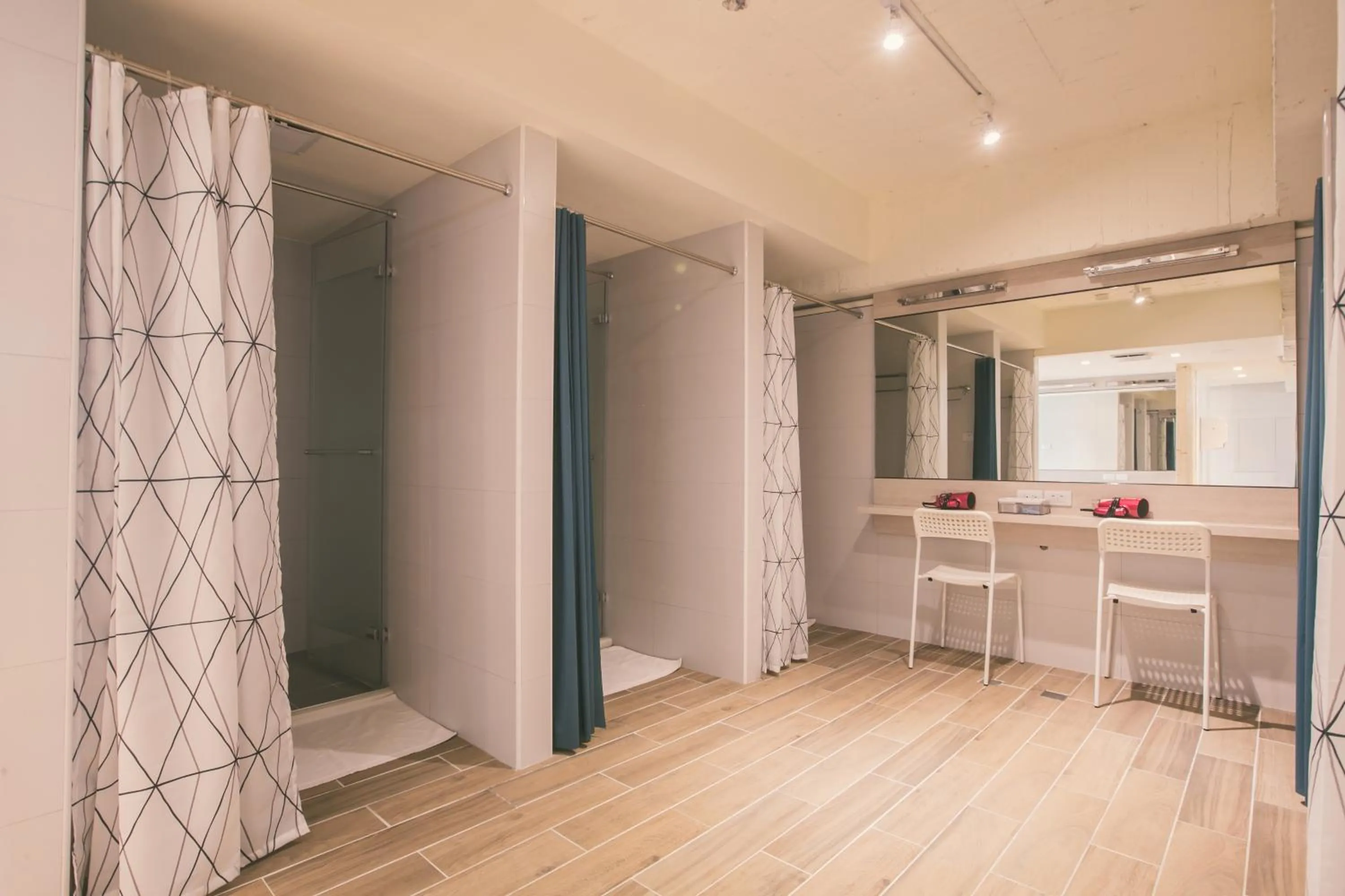 Shower in Stray Birds Taichung Hostel