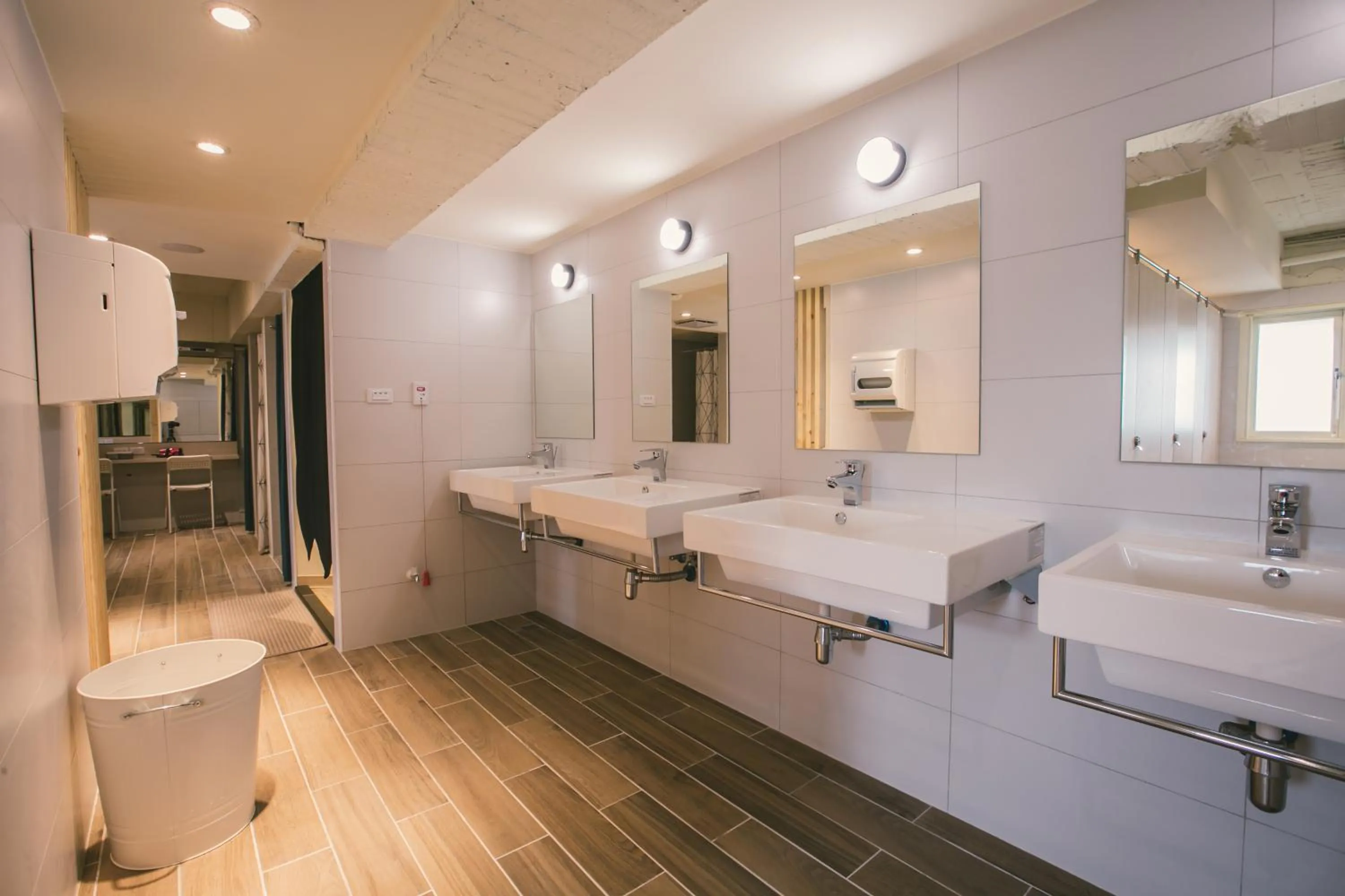 Shower in Stray Birds Taichung Hostel