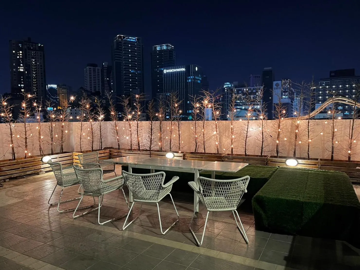 Property building in Stray Birds Taichung Hostel