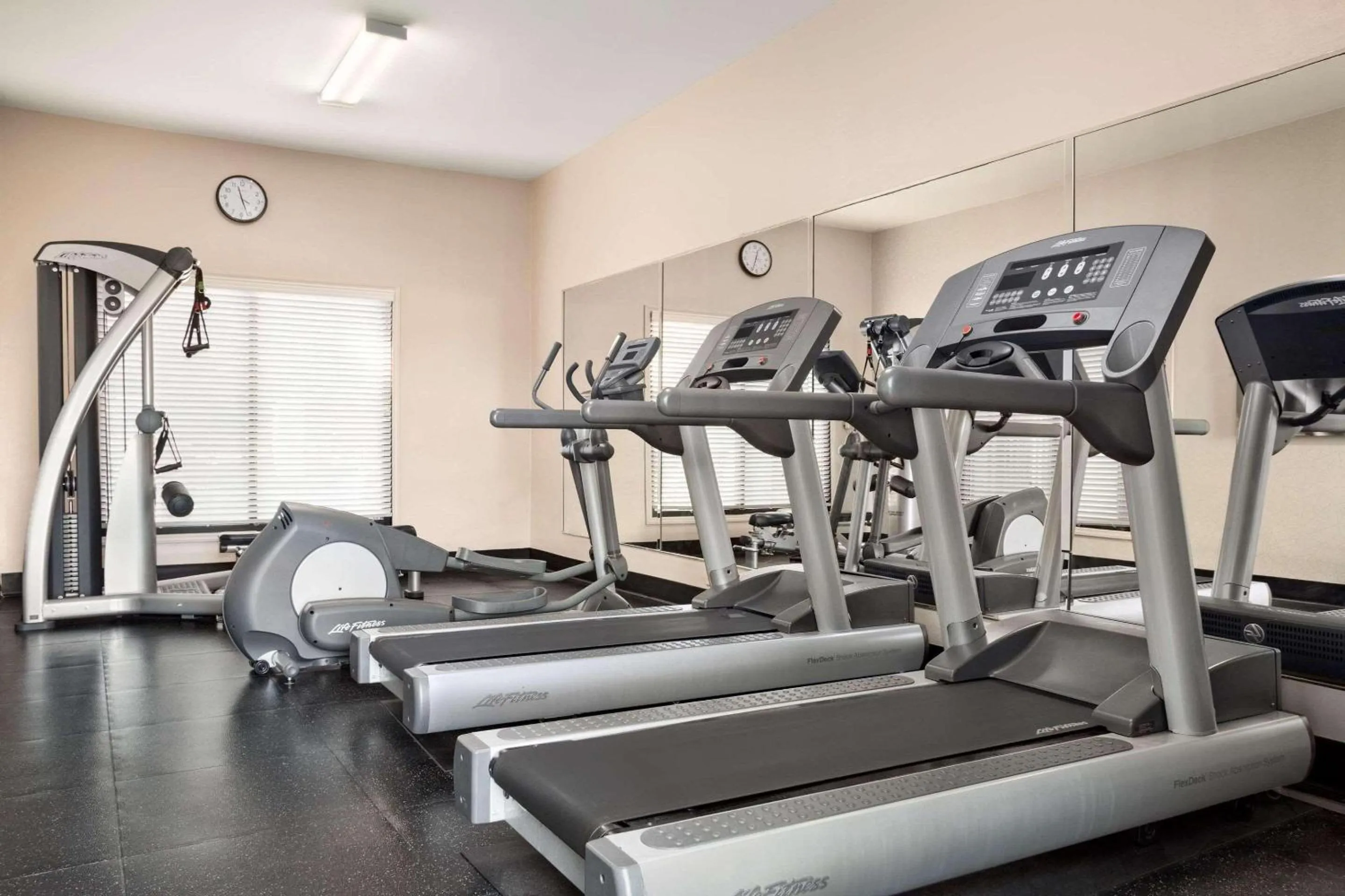 Fitness centre/facilities in Country Inn & Suites by Radisson, Florence, SC