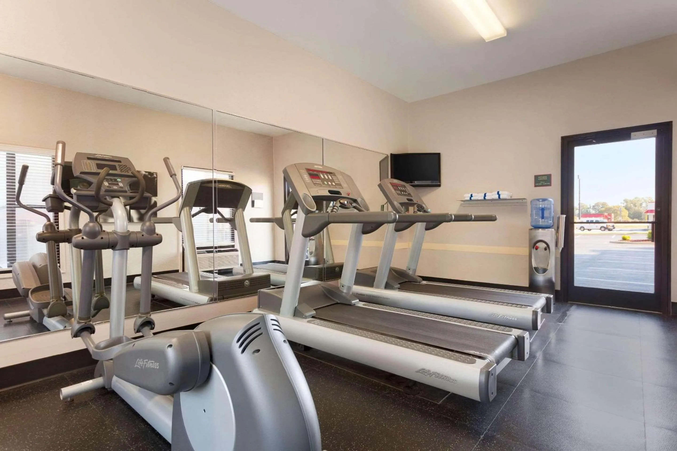 Fitness centre/facilities in Country Inn & Suites by Radisson, Florence, SC